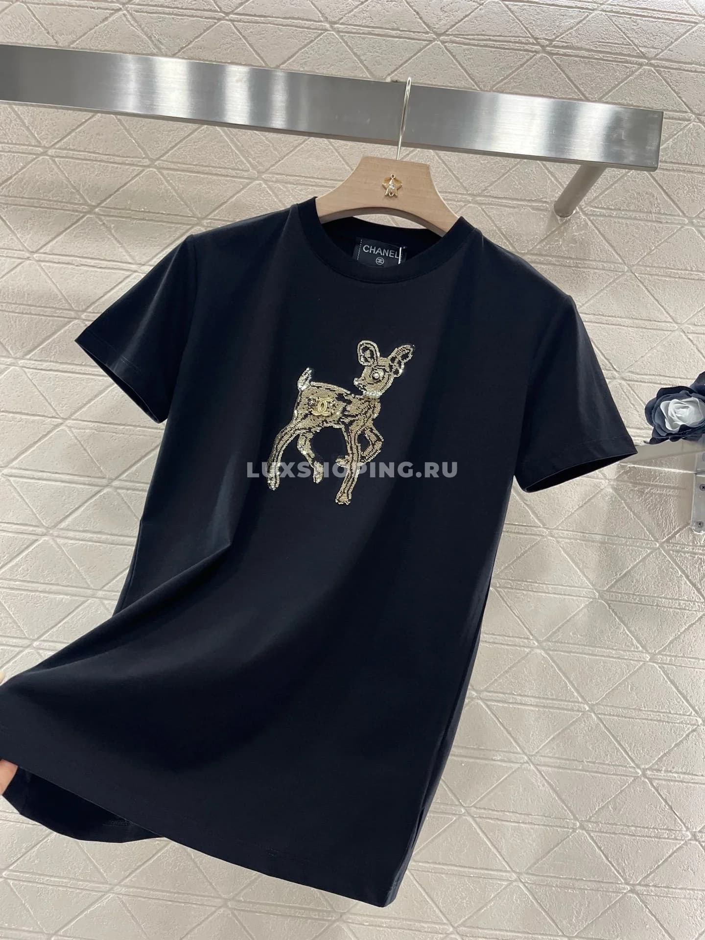 CHANEL Элегантная футболка с вышивкой и стразами черная - фото 6