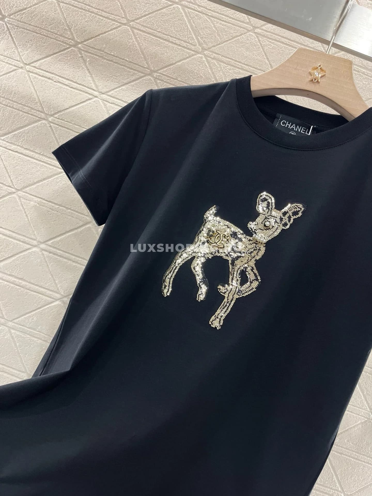 CHANEL Элегантная футболка с вышивкой и стразами черная - фото 8