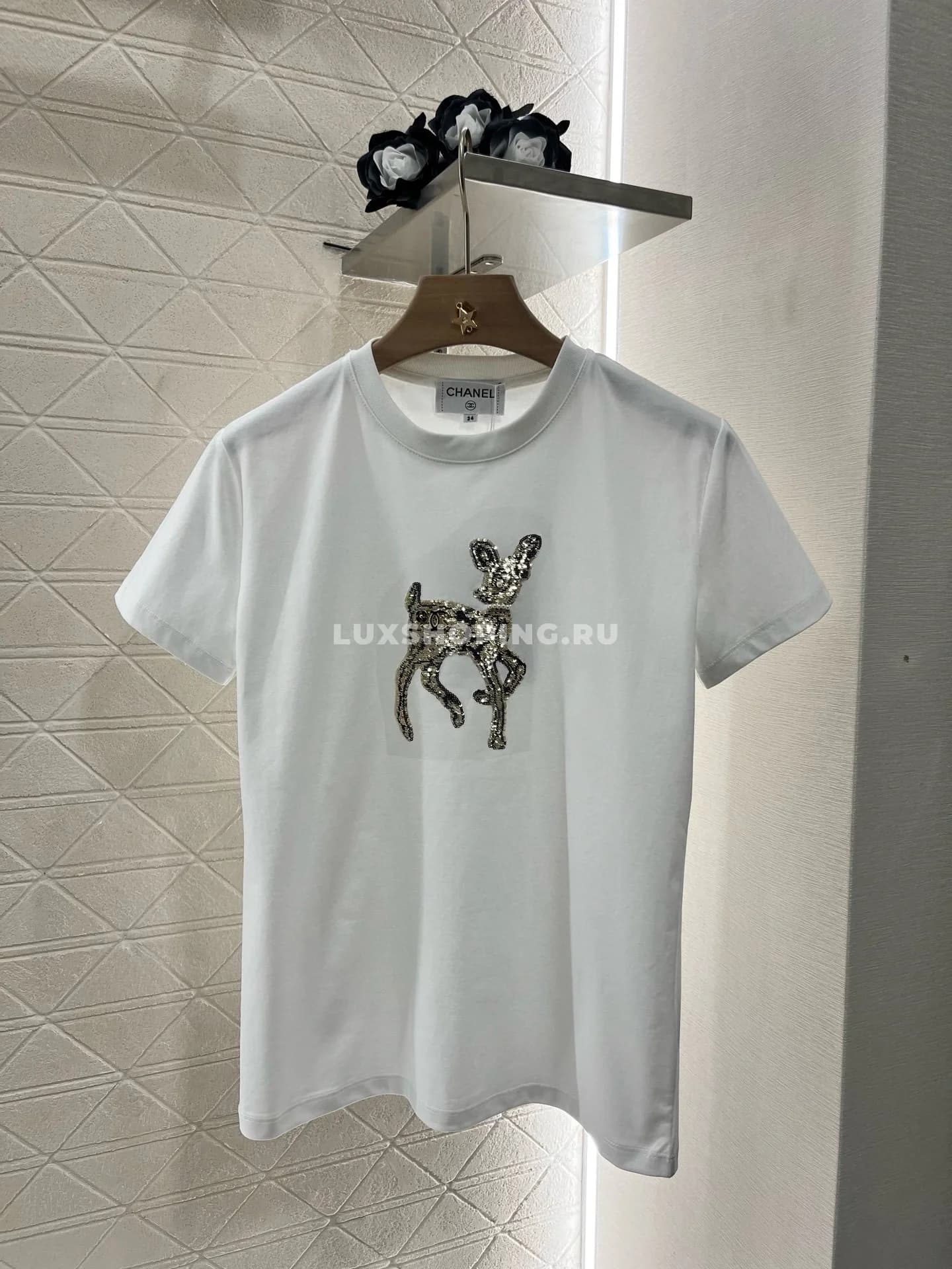 CHANEL Элегантная футболка с вышивкой и стразами белая - фото 2