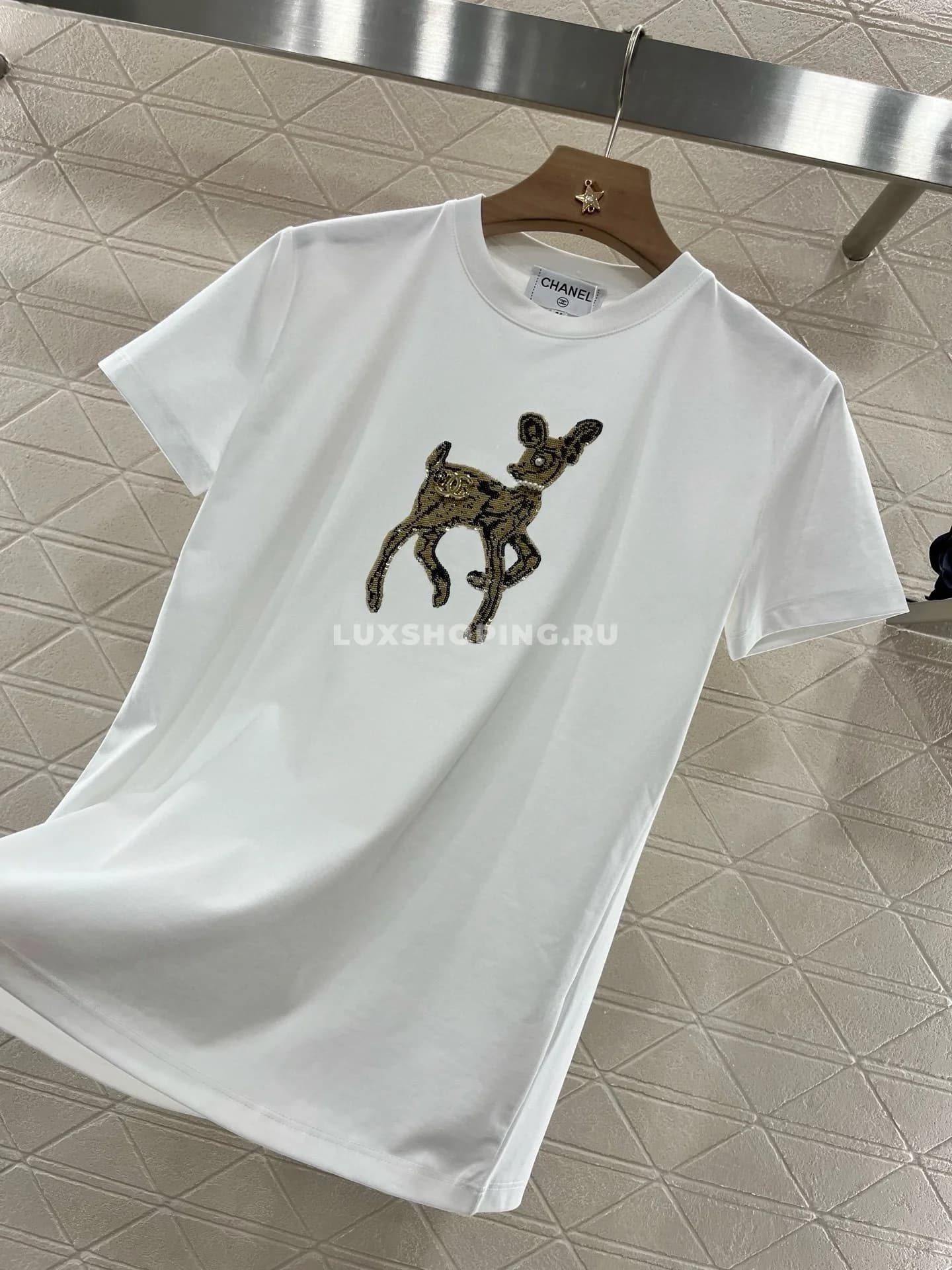 CHANEL Элегантная футболка с вышивкой и стразами белая - фото 8