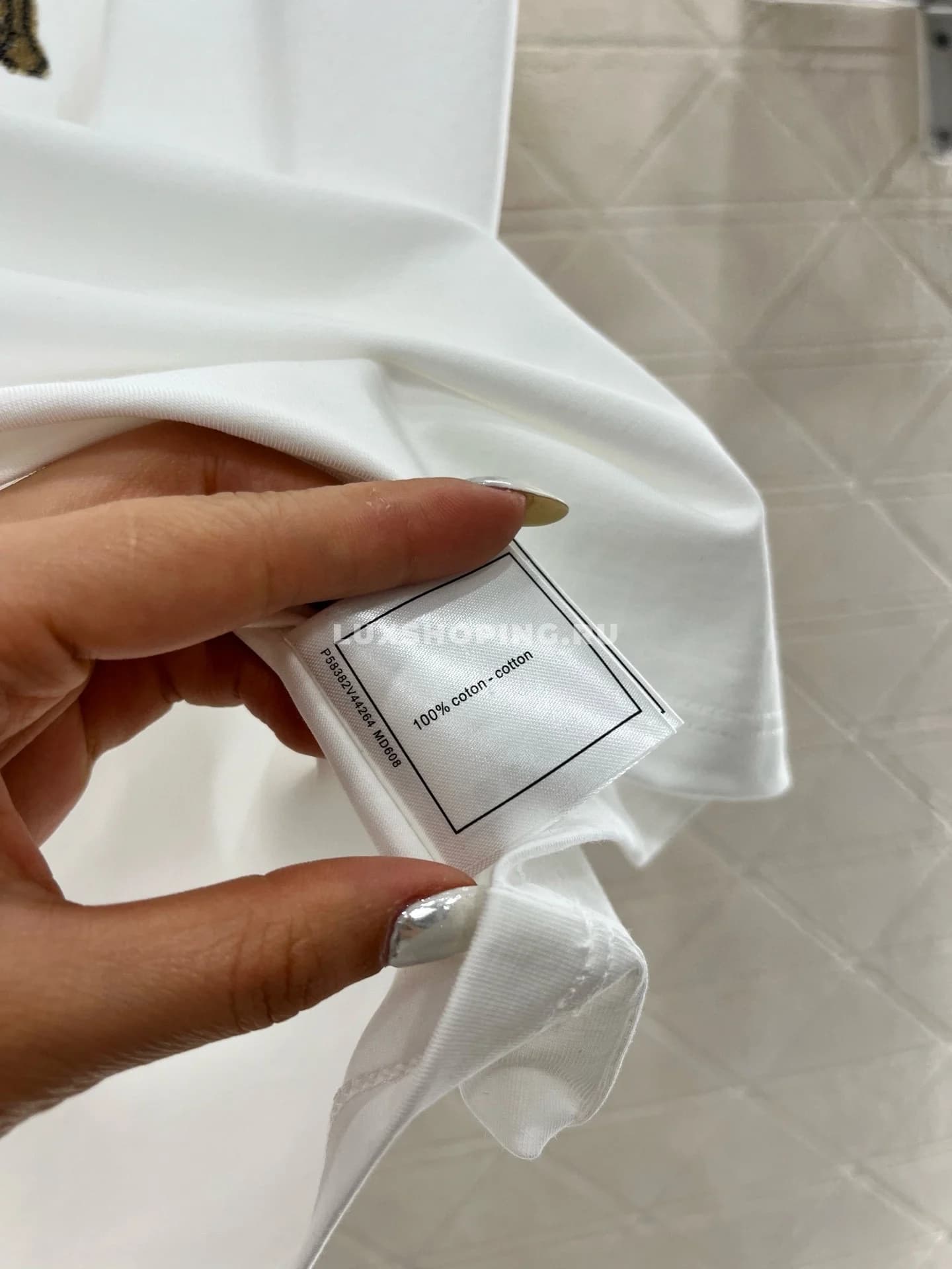 CHANEL Элегантная футболка с вышивкой и стразами белая - фото 9