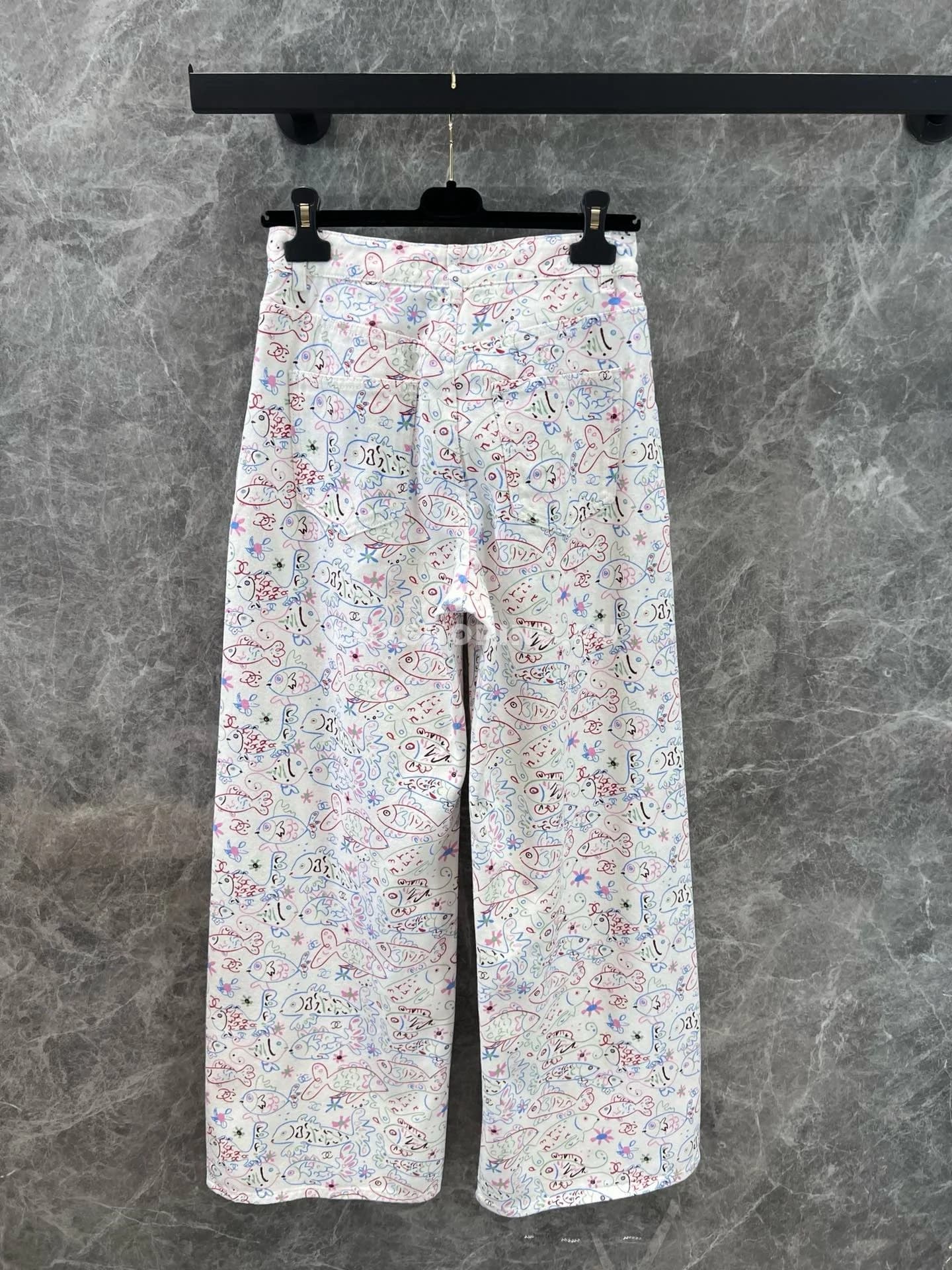 Chanel широкие джинсы с оригинальным цветным принтом в виде граффити и рыбок - фото 3