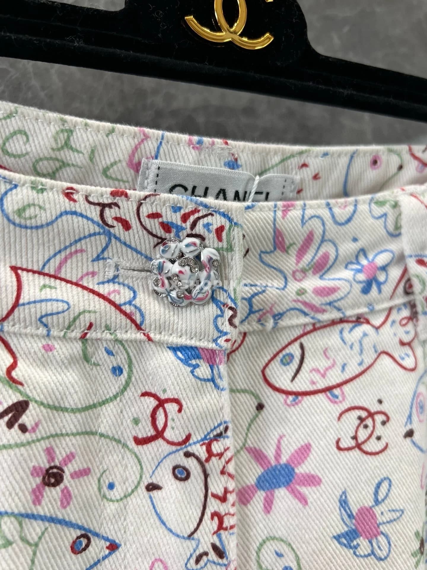 Chanel широкие джинсы с оригинальным цветным принтом в виде граффити и рыбок - фото 6