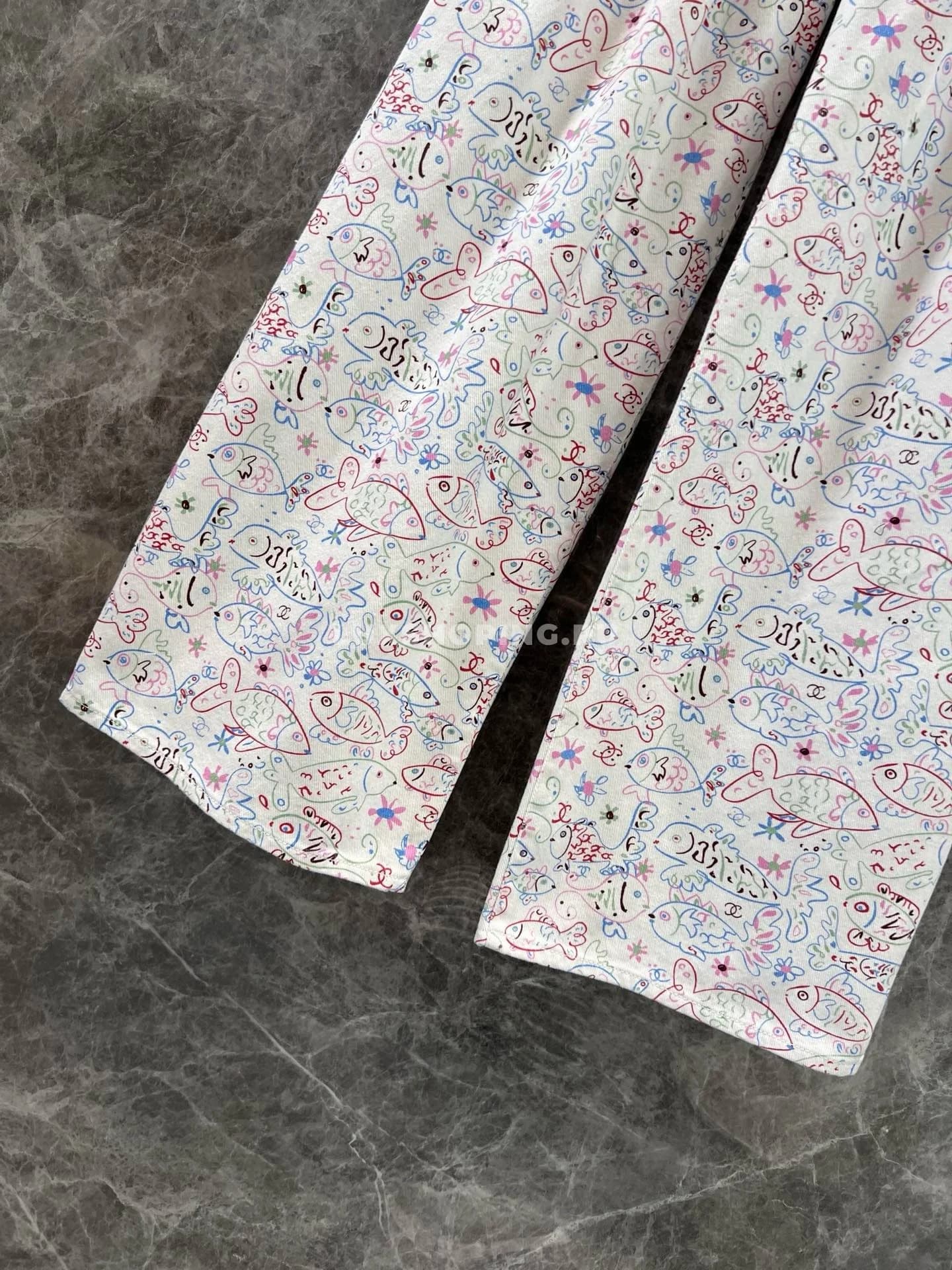 Chanel широкие джинсы с оригинальным цветным принтом в виде граффити и рыбок - фото 8