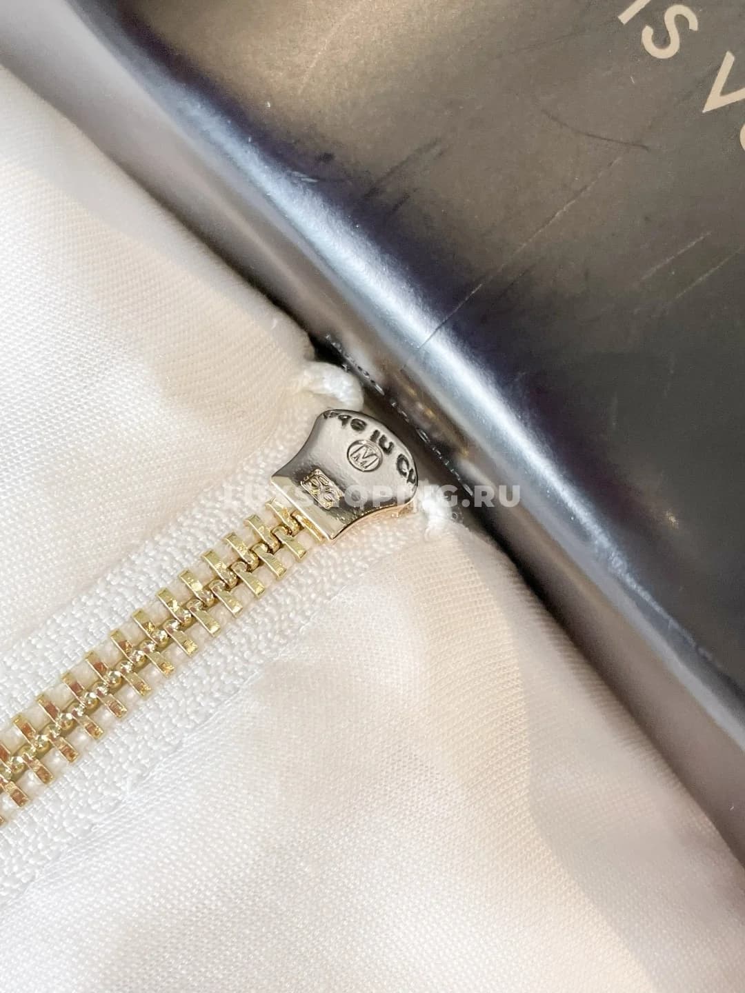 LOUIS VUITTON Платье без рукавов с плиссированной юбкой и поясом - фото 10