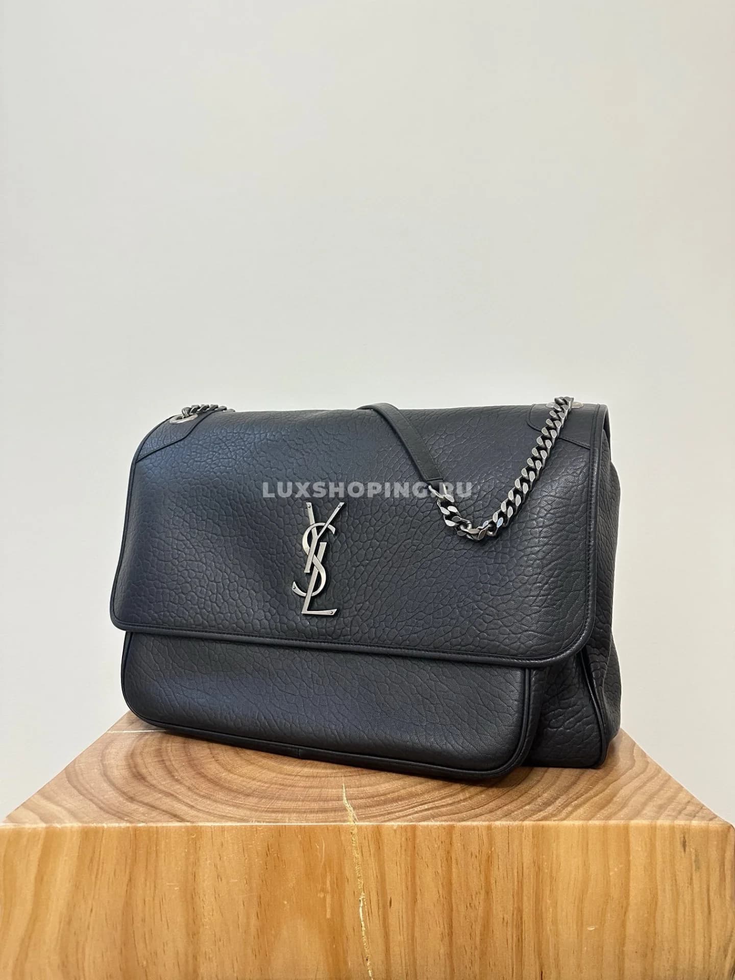 Saint Laurent Oversize Niki  47 см из мягкой овечьей кожи - фото 3