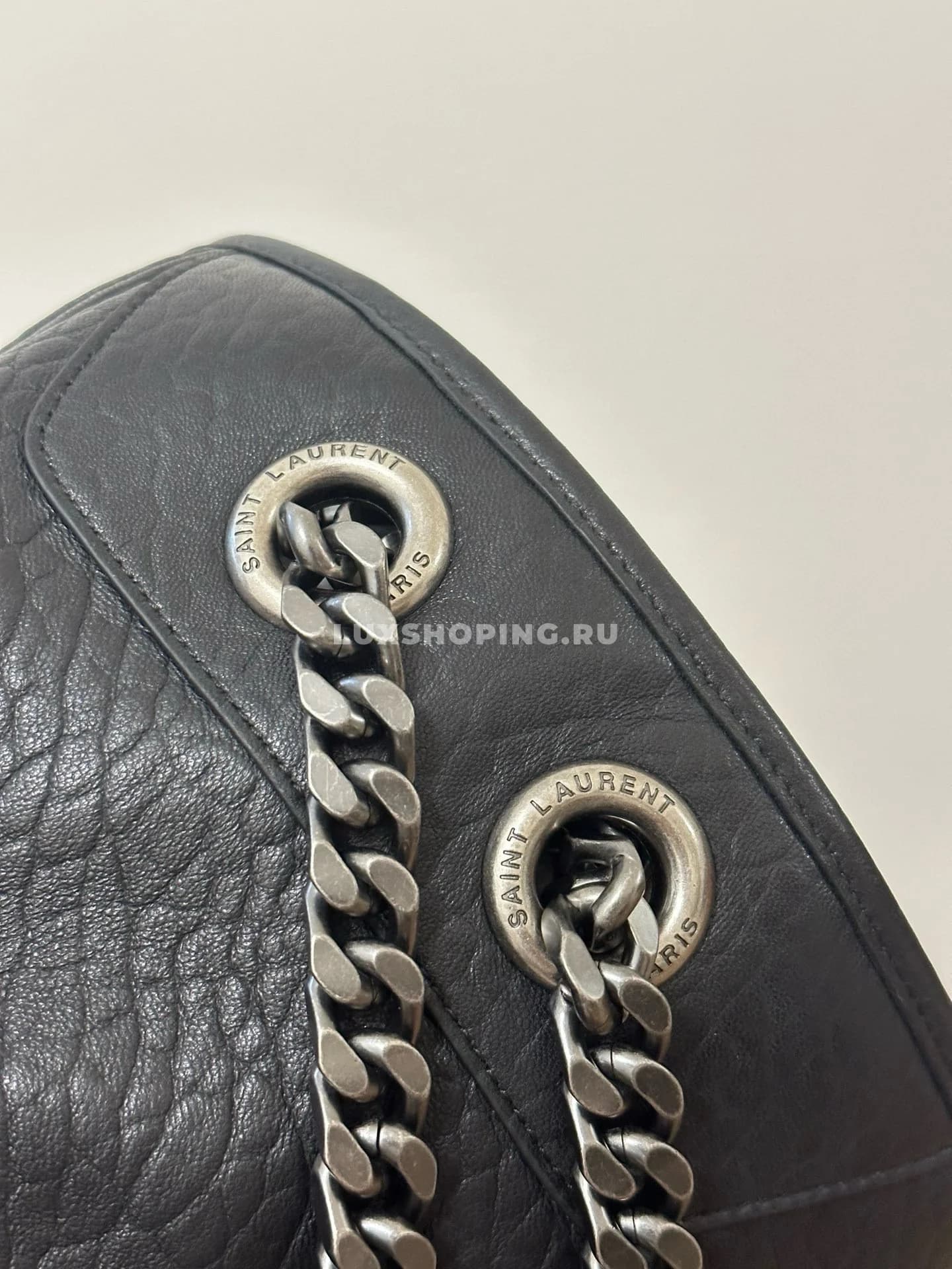 Saint Laurent Oversize Niki  47 см из мягкой овечьей кожи - фото 5