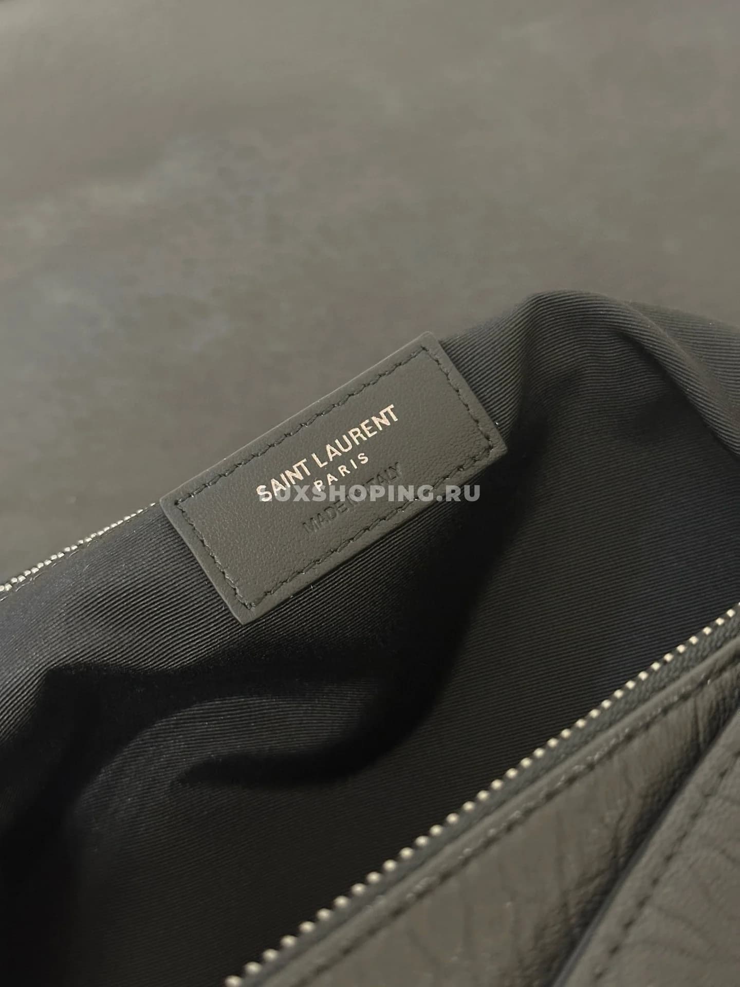 Saint Laurent Oversize Niki  47 см из мягкой овечьей кожи - фото 6