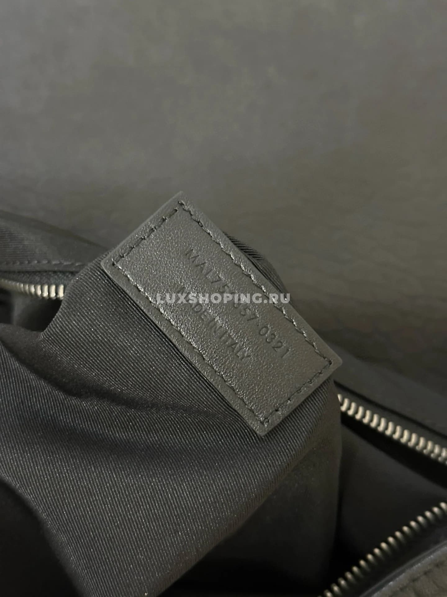 Saint Laurent Oversize Niki  47 см из мягкой овечьей кожи - фото 7