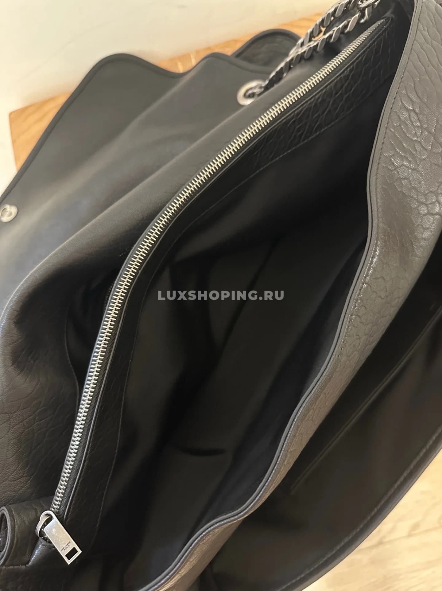 Saint Laurent Oversize Niki  47 см из мягкой овечьей кожи - фото 8