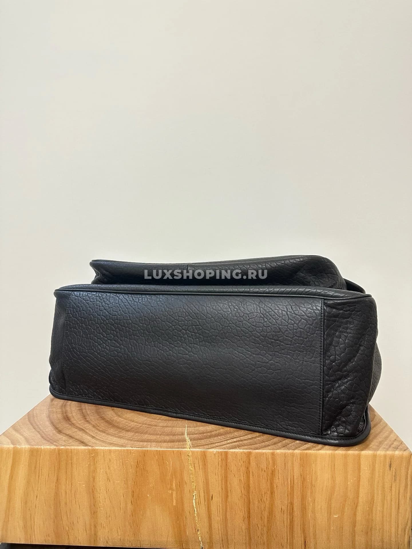 Saint Laurent Oversize Niki  47 см из мягкой овечьей кожи - фото 9