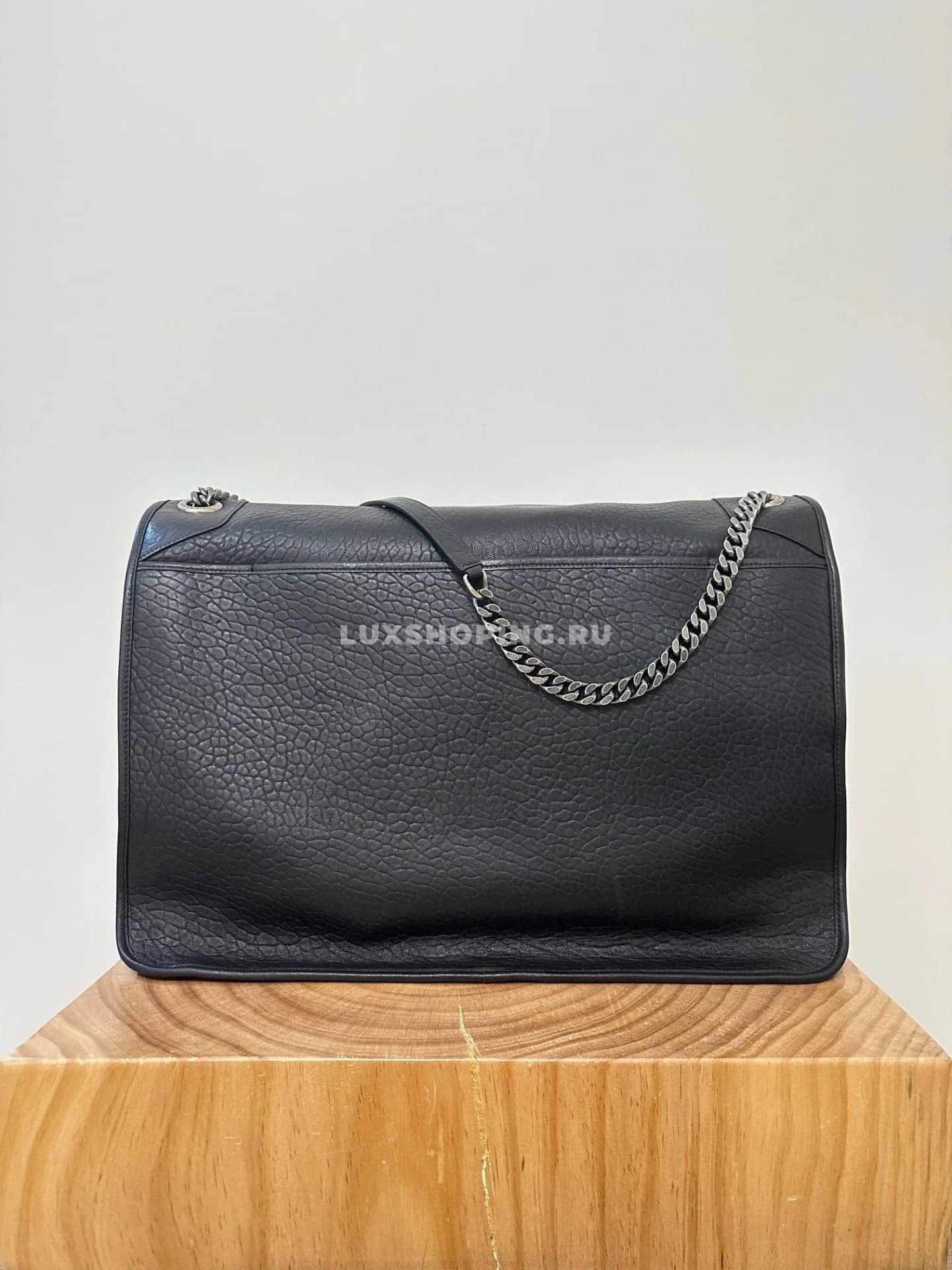 Saint Laurent Oversize Niki  47 см из мягкой овечьей кожи - фото 10