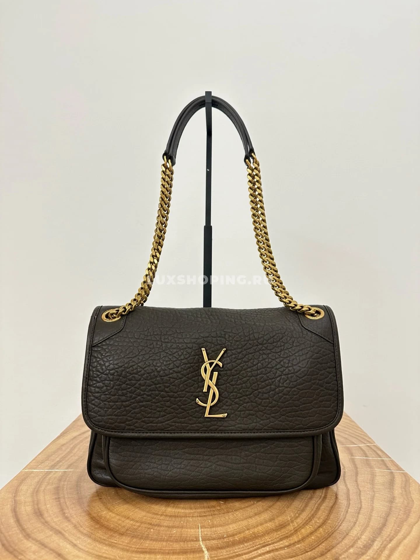 Saint Laurent Сумка Niki 28 см Gold из мягкой овечьей кожи - фото 2