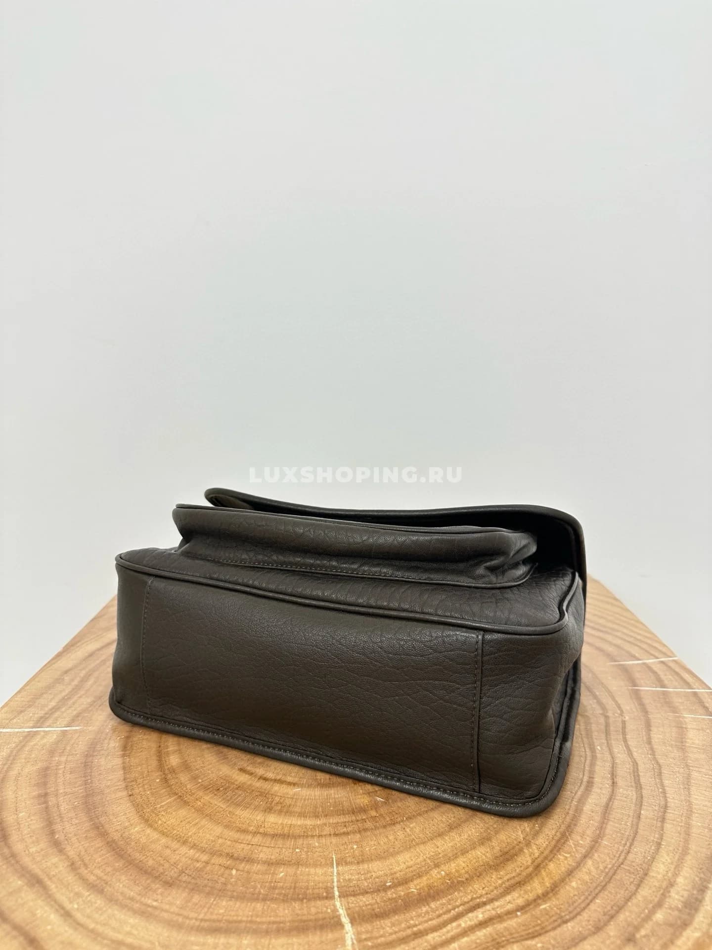 Saint Laurent Сумка Niki 28 см Gold из мягкой овечьей кожи - фото 9