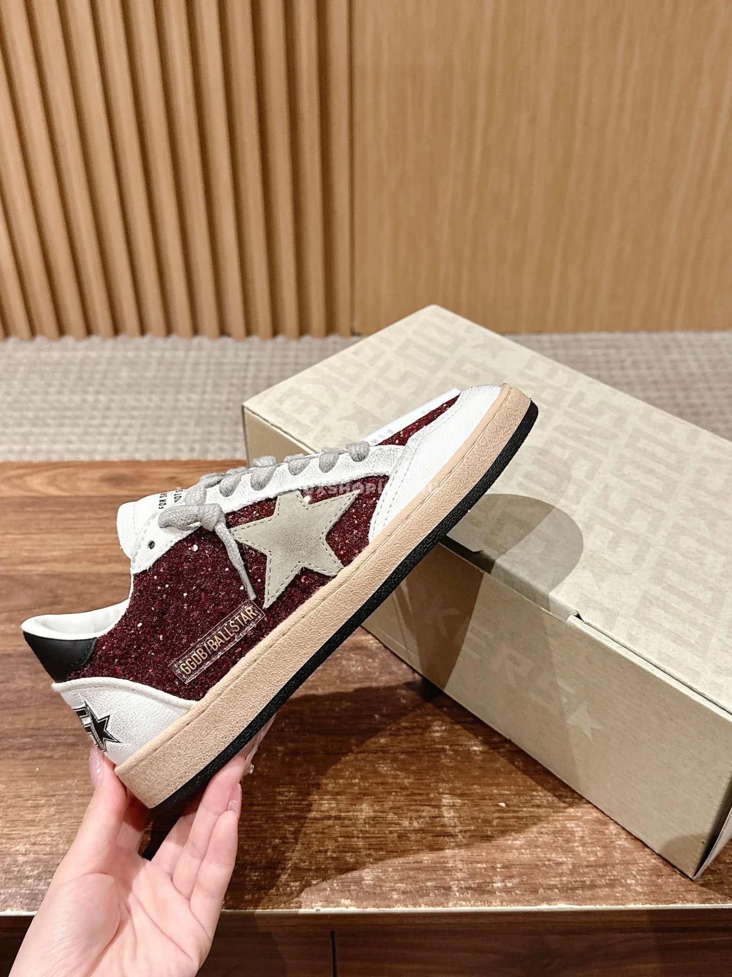 Кроссовки Golden Goose Superstar Sabot красные со стразами - фото 2