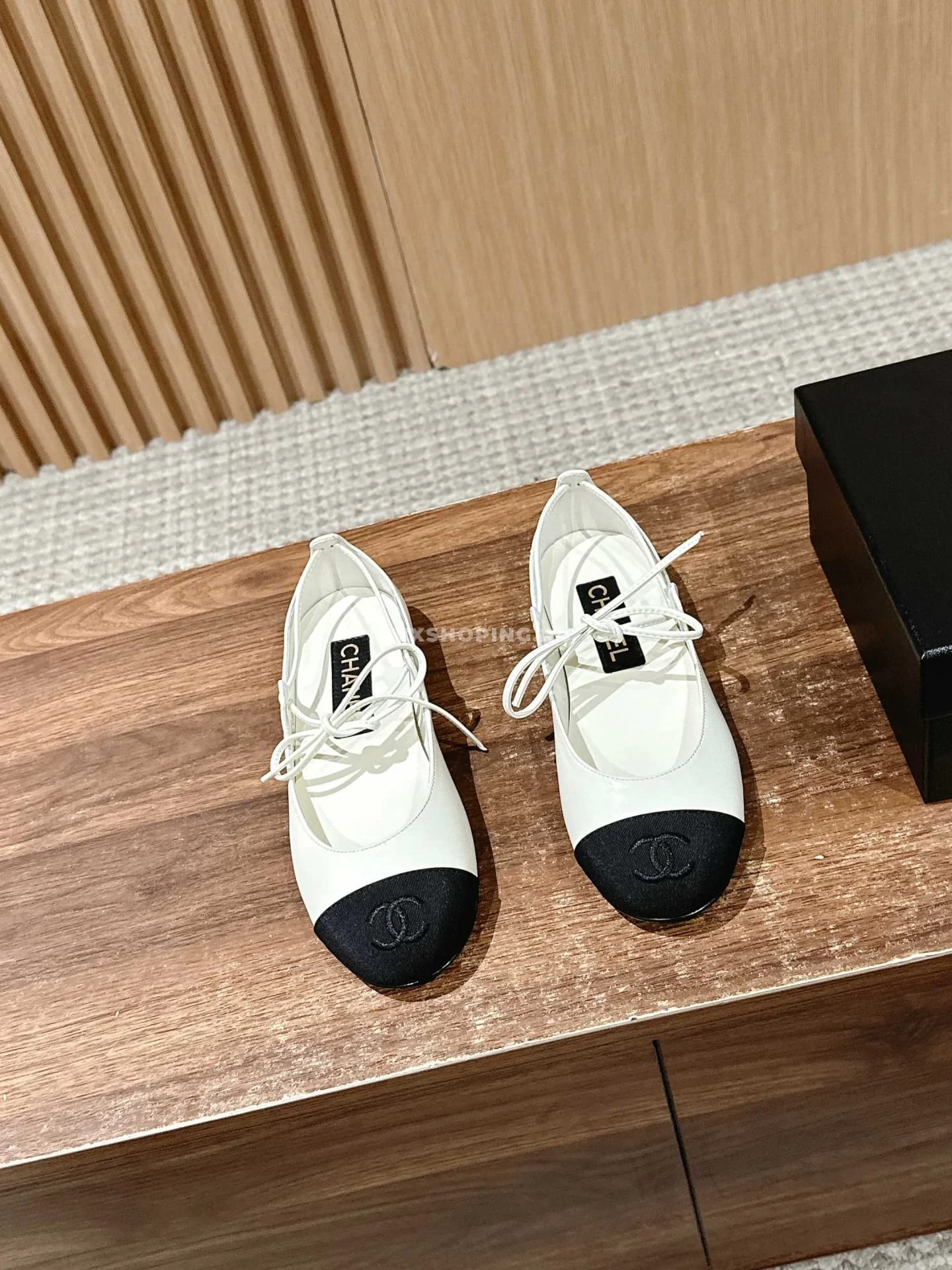 Балетки Chanel белые с шнурками - фото 2