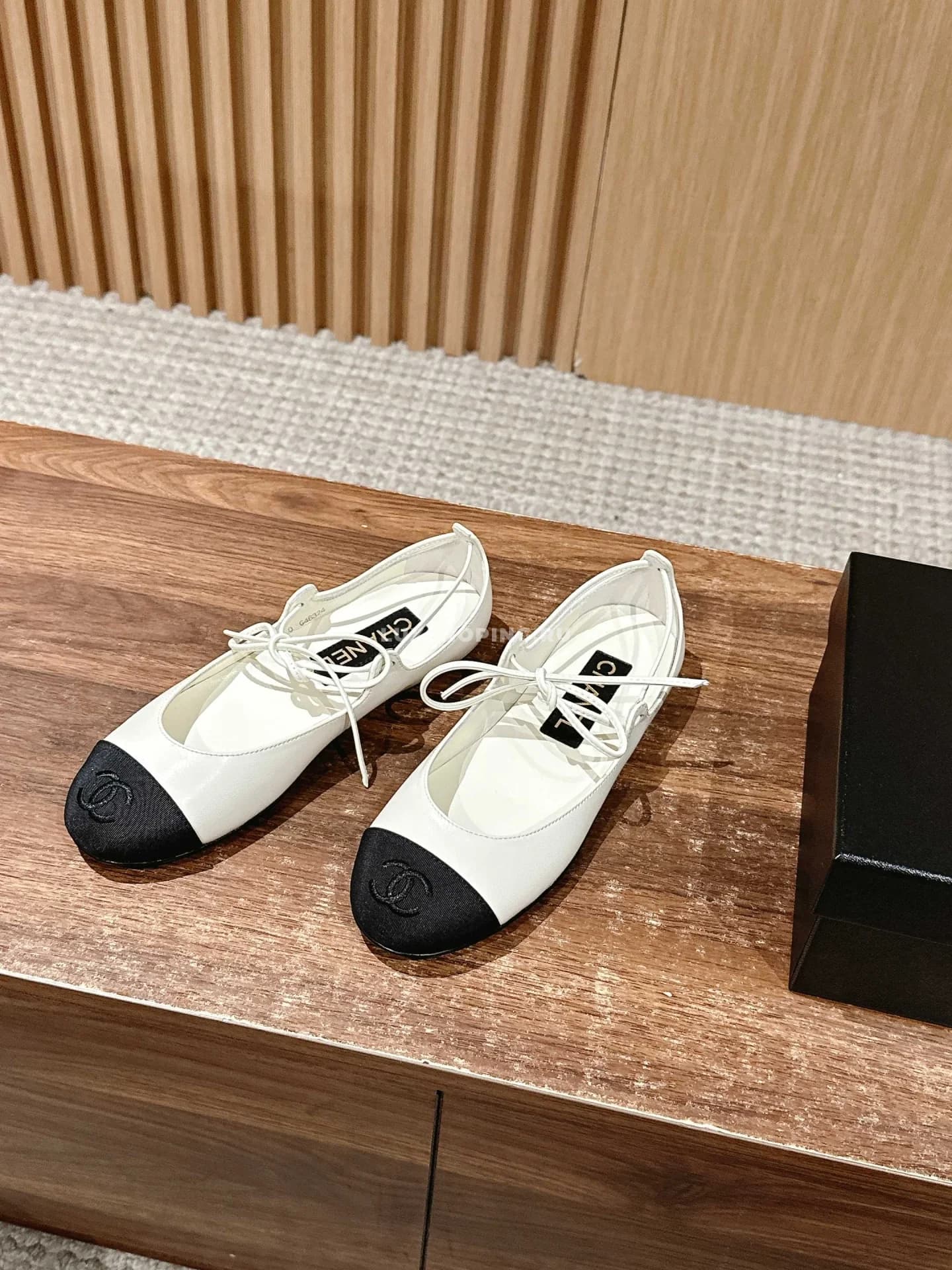 Балетки Chanel белые с шнурками - фото 3