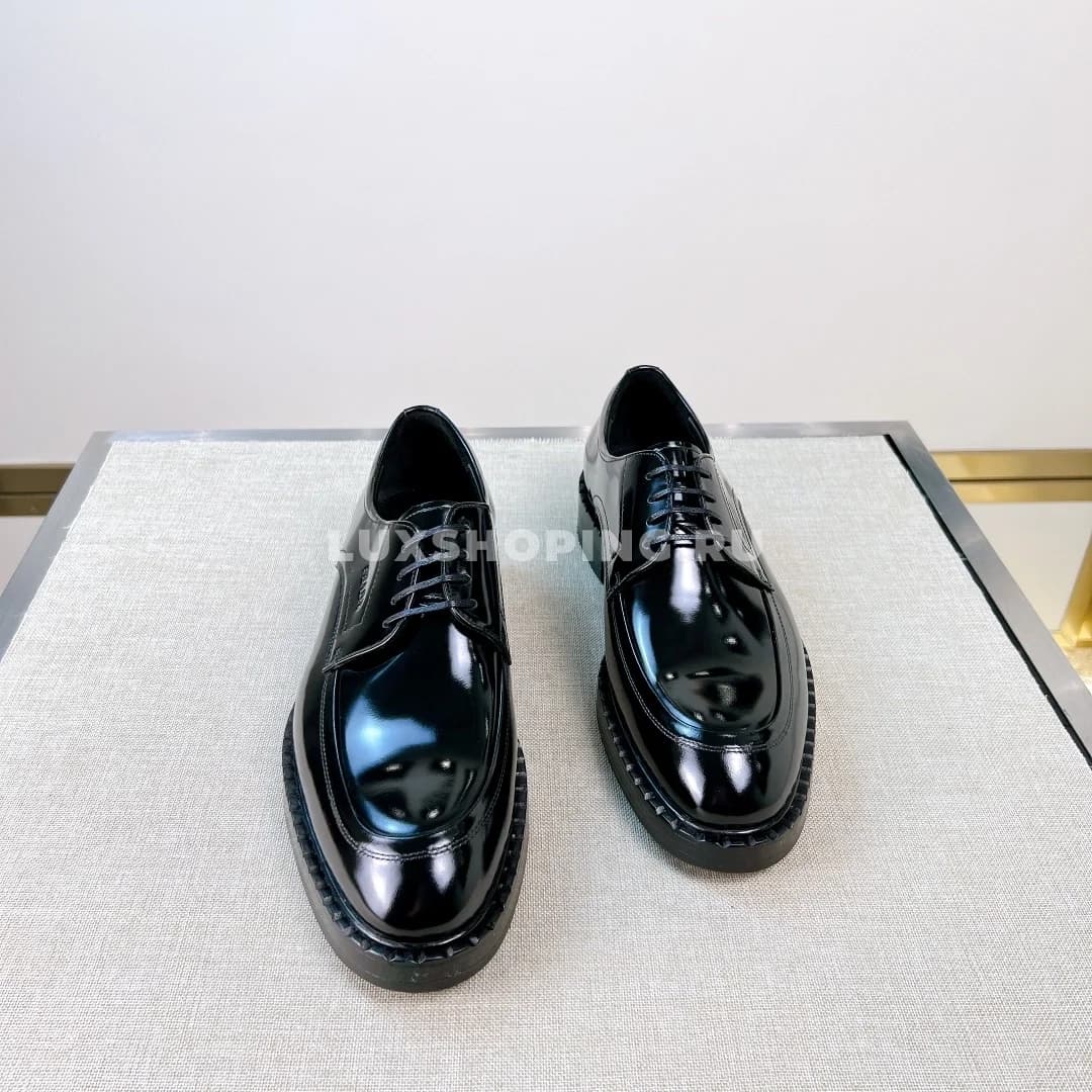 Туфли Prada со шнурками лакированные черные - фото 2