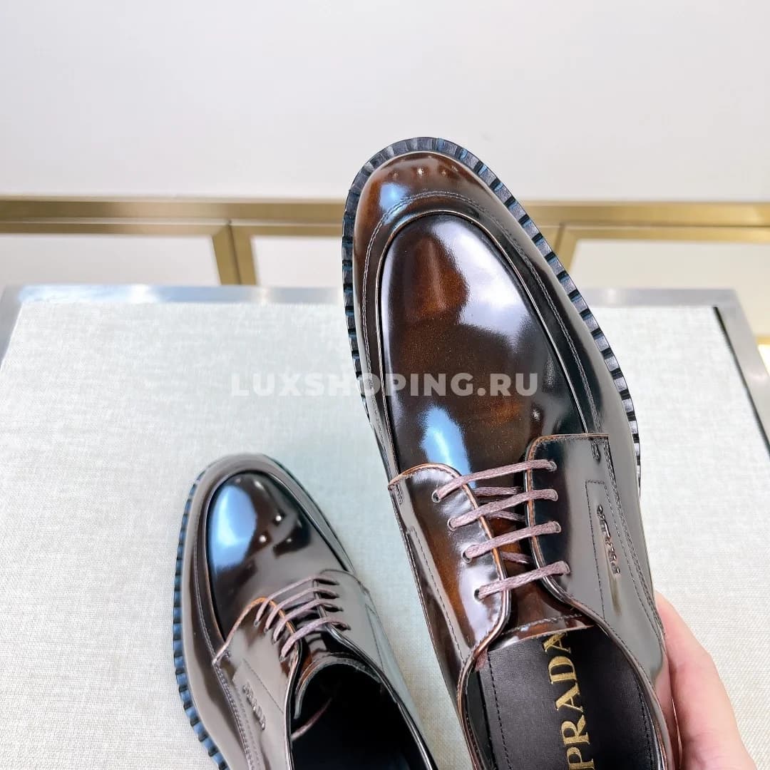 Туфли Prada со шнурками лакированные коричневые - фото 6