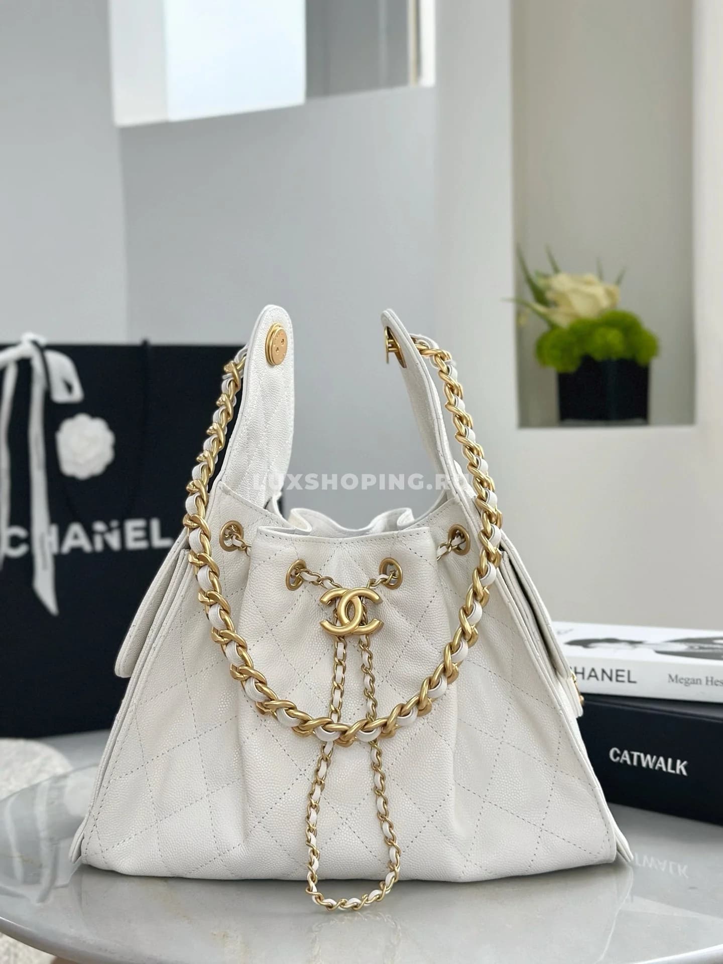 CHANEL сумка хобо из фактурной кожи белый 40×30×15 см - фото 2