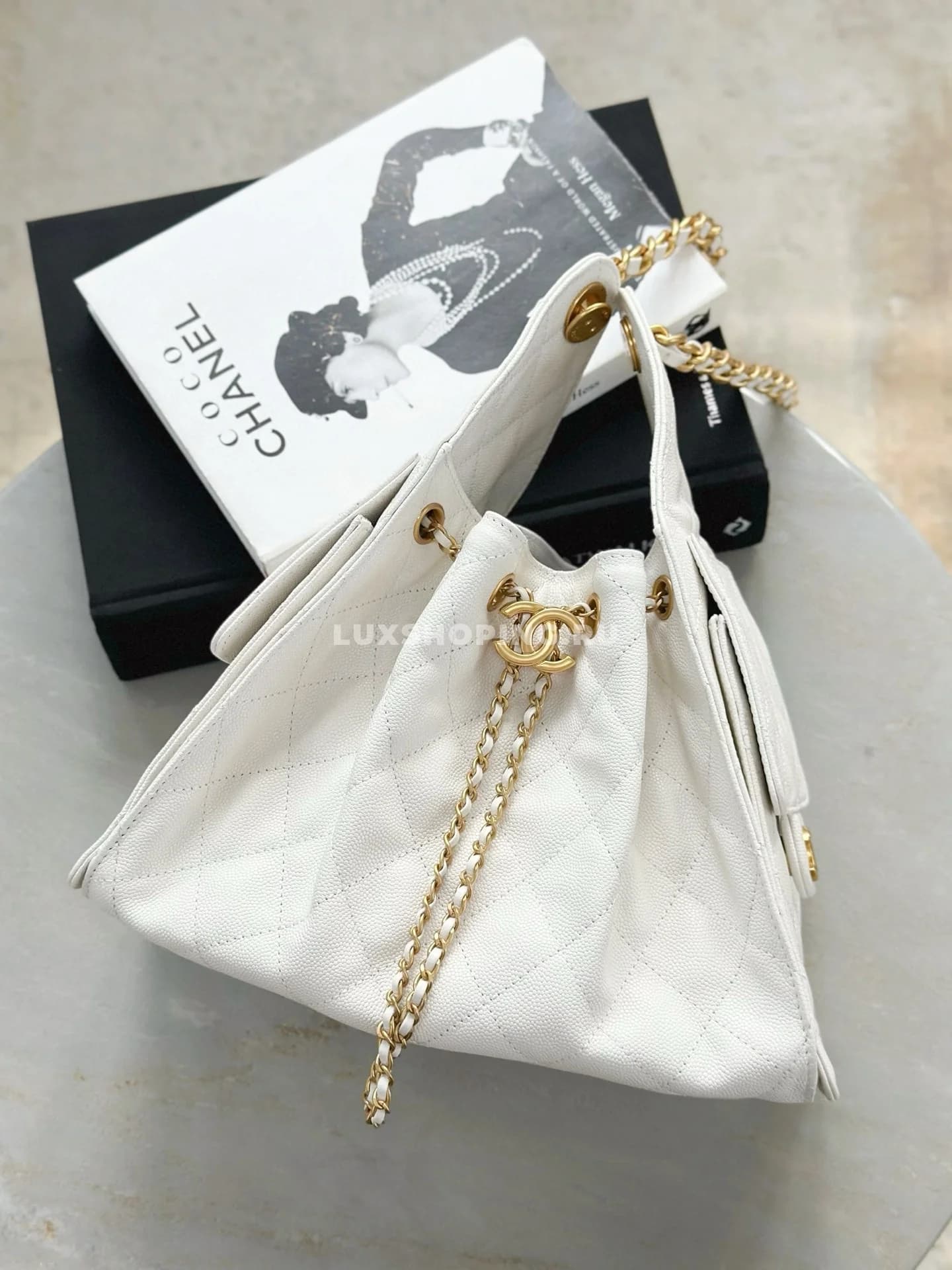 CHANEL сумка хобо из фактурной кожи белый 40×30×15 см - фото 6