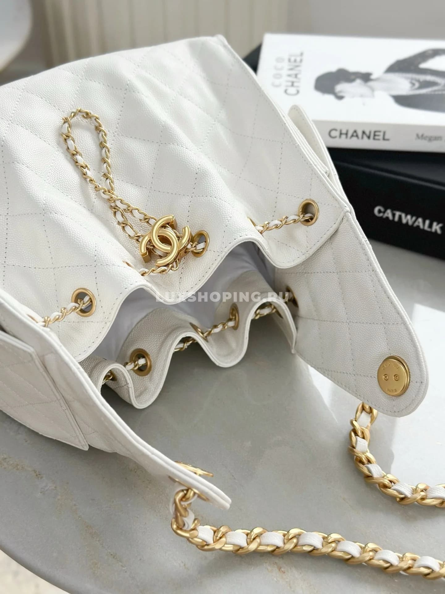 CHANEL сумка хобо из фактурной кожи белый 40×30×15 см - фото 7