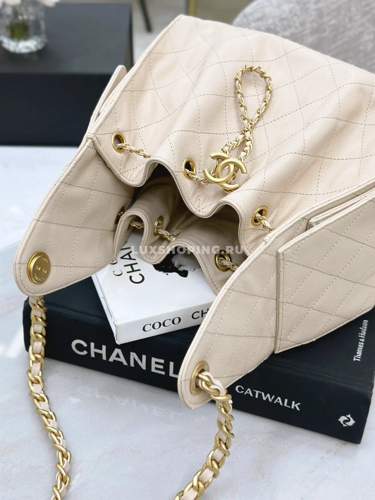 CHANEL сумка хобо из фактурной кожи бежевый 30×26×14 см  - фото 9
