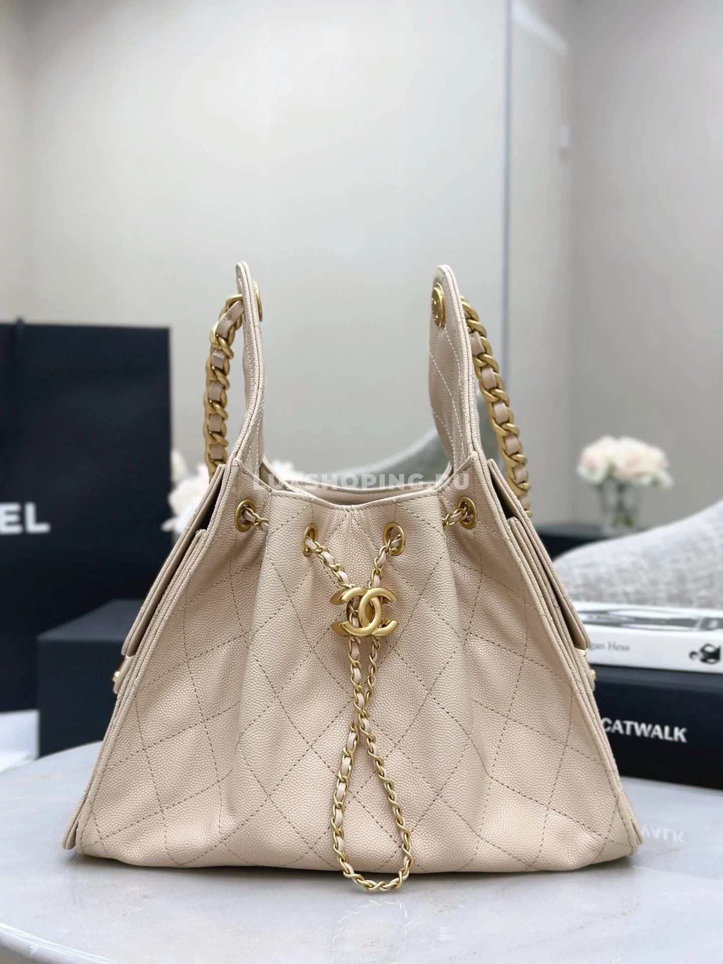 CHANEL сумка хобо из фактурной кожи бежевый 40×30×15 см - фото 4