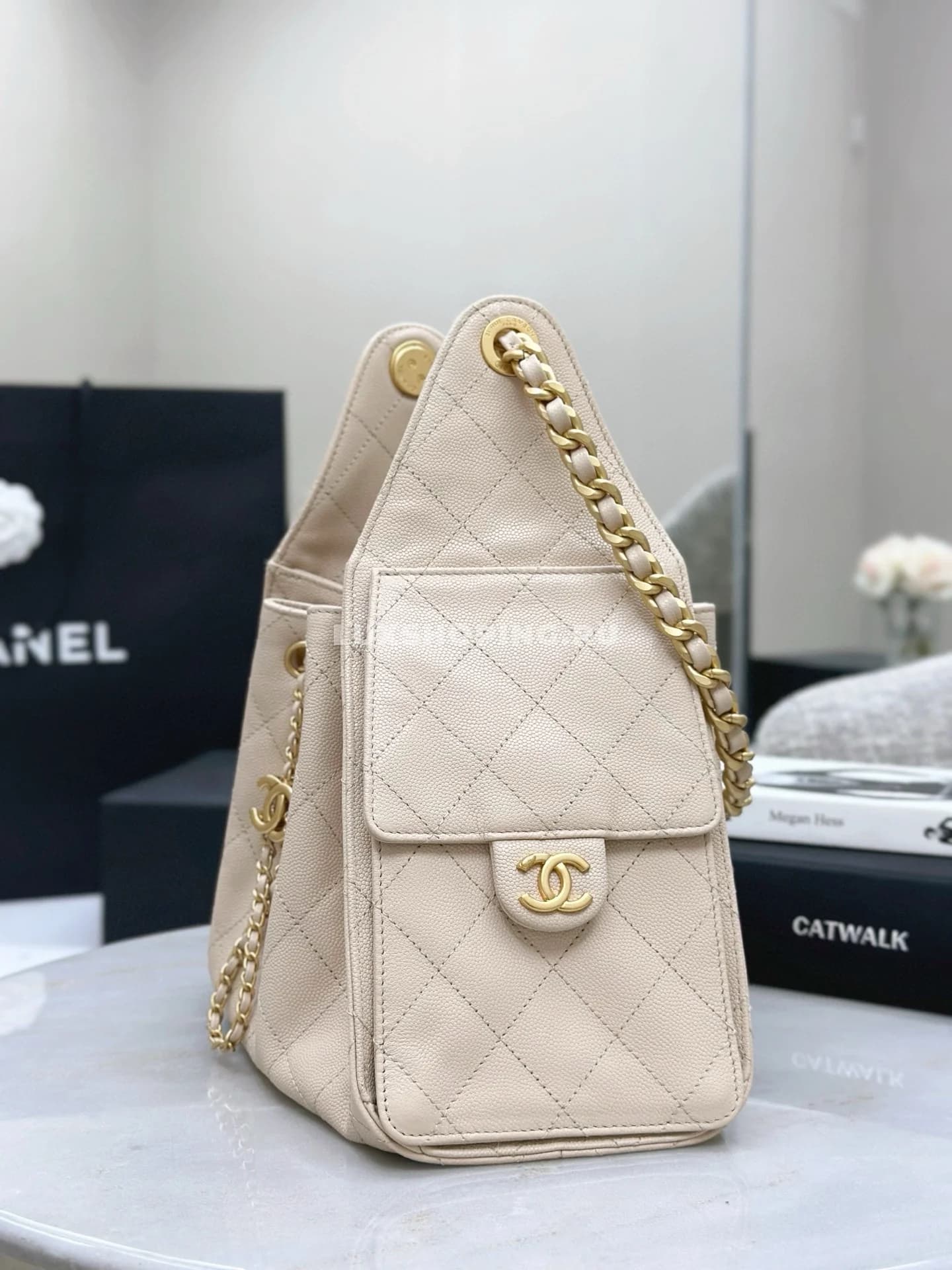 CHANEL сумка хобо из фактурной кожи бежевый 40×30×15 см - фото 7