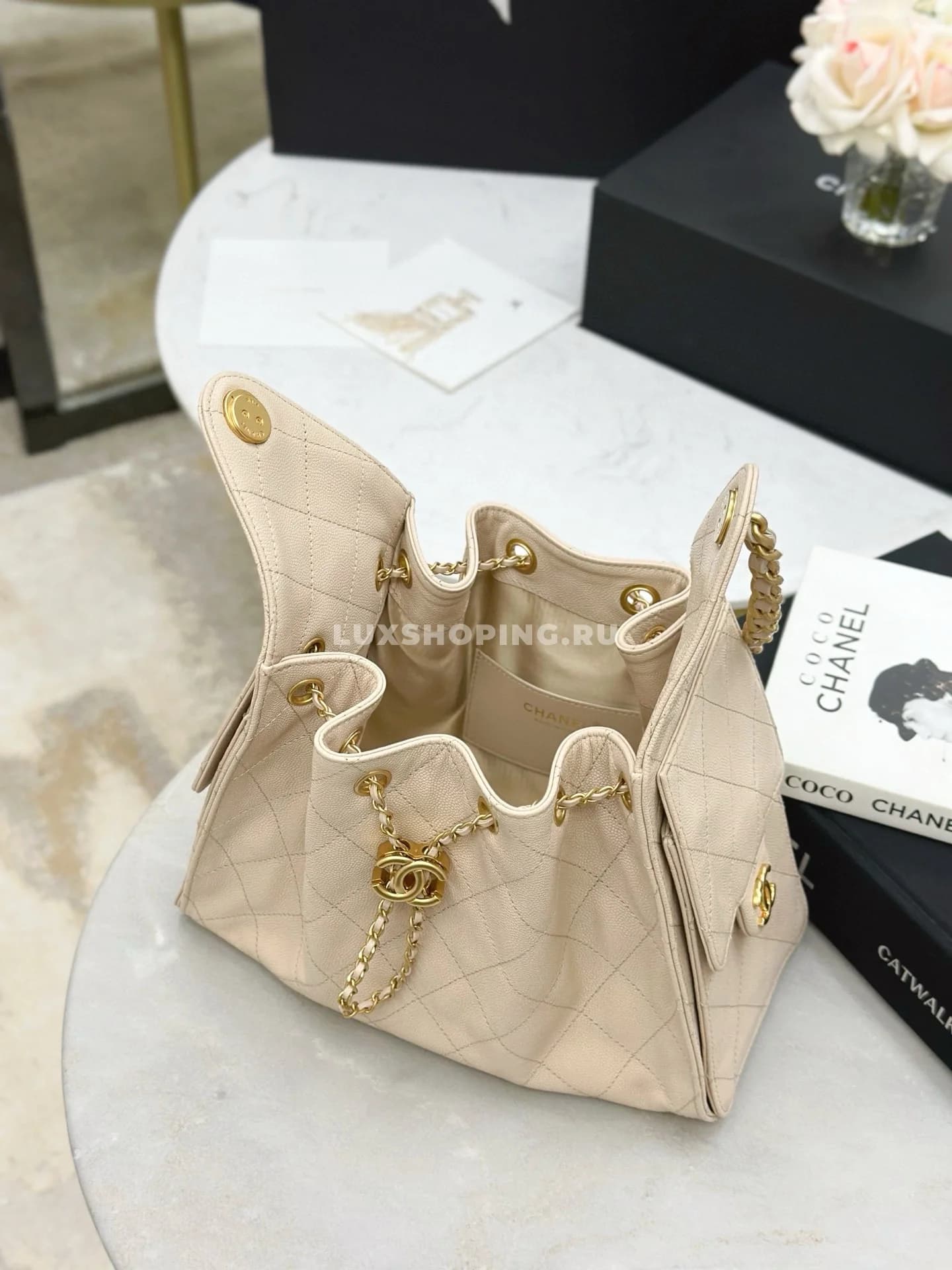 CHANEL сумка хобо из фактурной кожи бежевый 40×30×15 см - фото 8