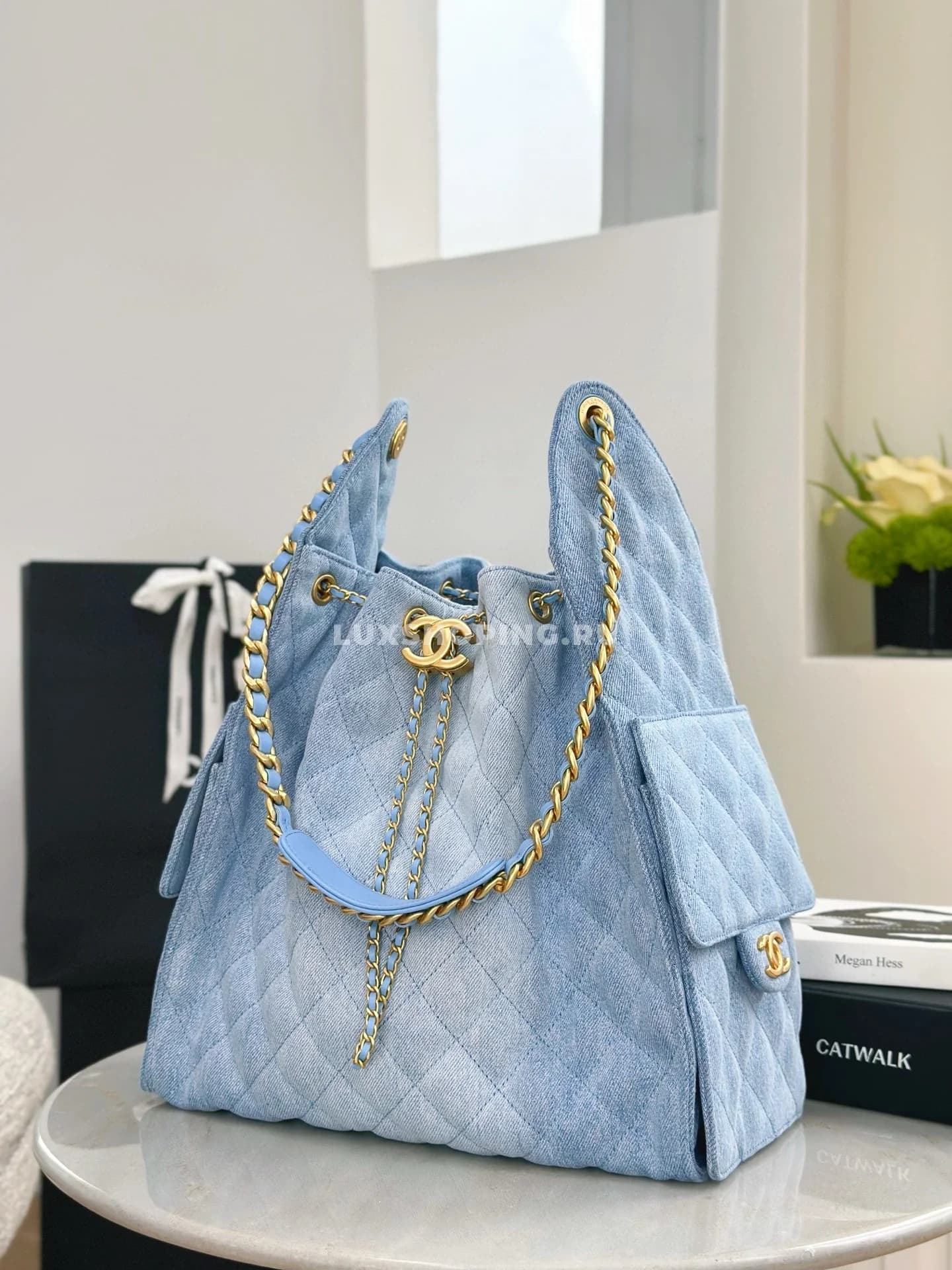 CHANEL сумка denim хобо из светлого варёного денима  40×30×15 см - фото 3
