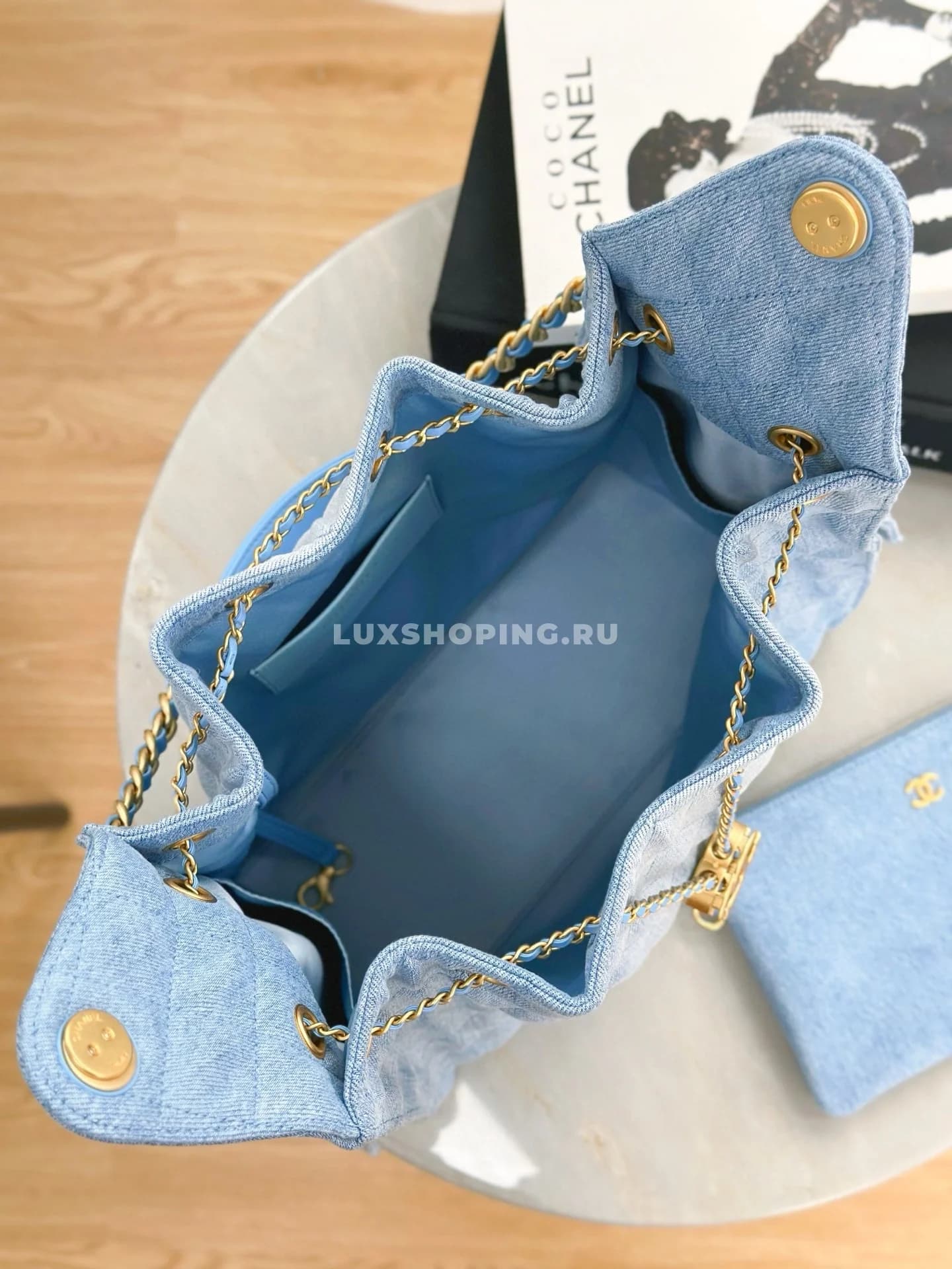 CHANEL сумка denim хобо из светлого варёного денима  40×30×15 см - фото 6