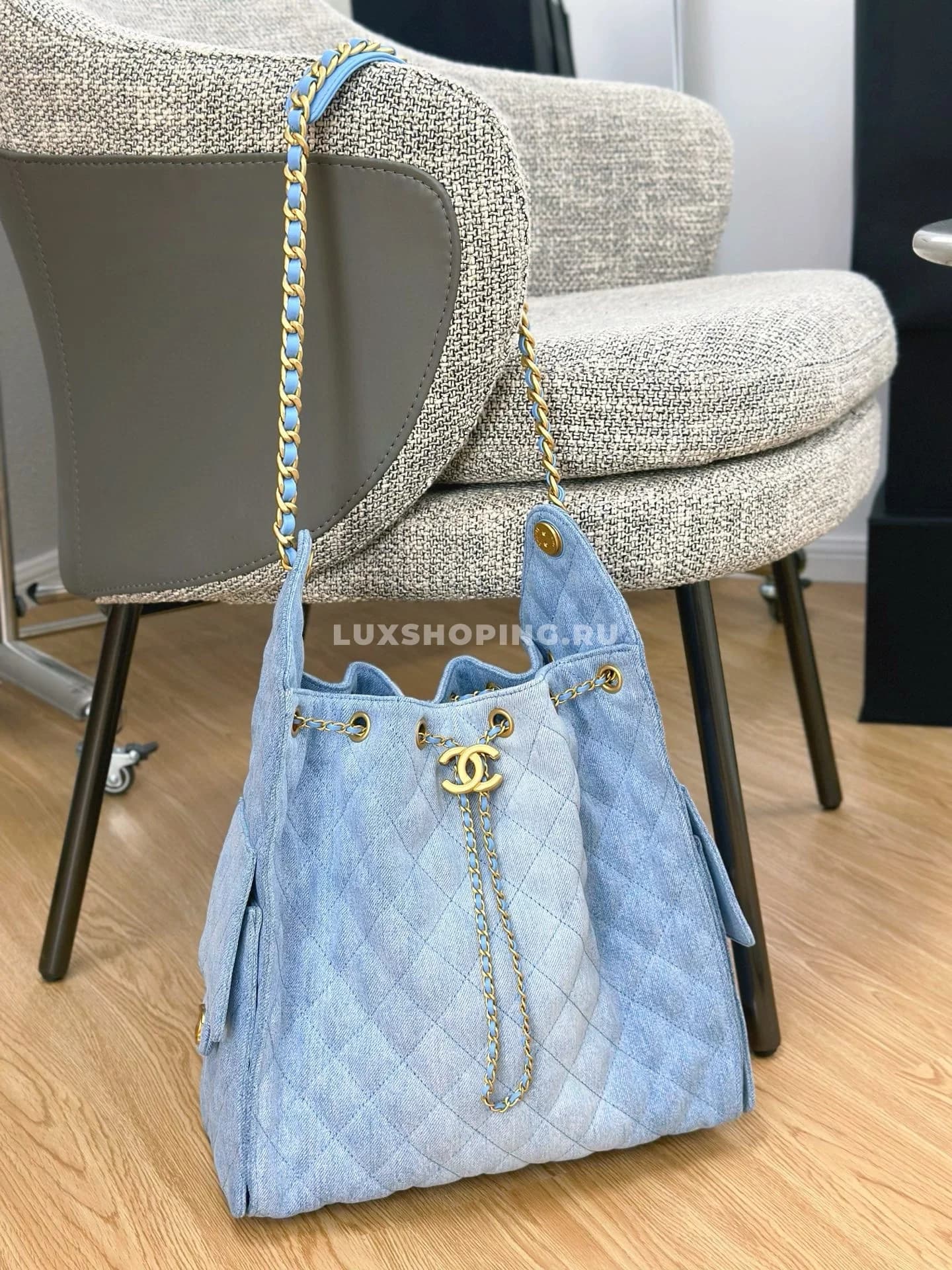 CHANEL сумка denim хобо из светлого варёного денима  40×30×15 см - фото 7