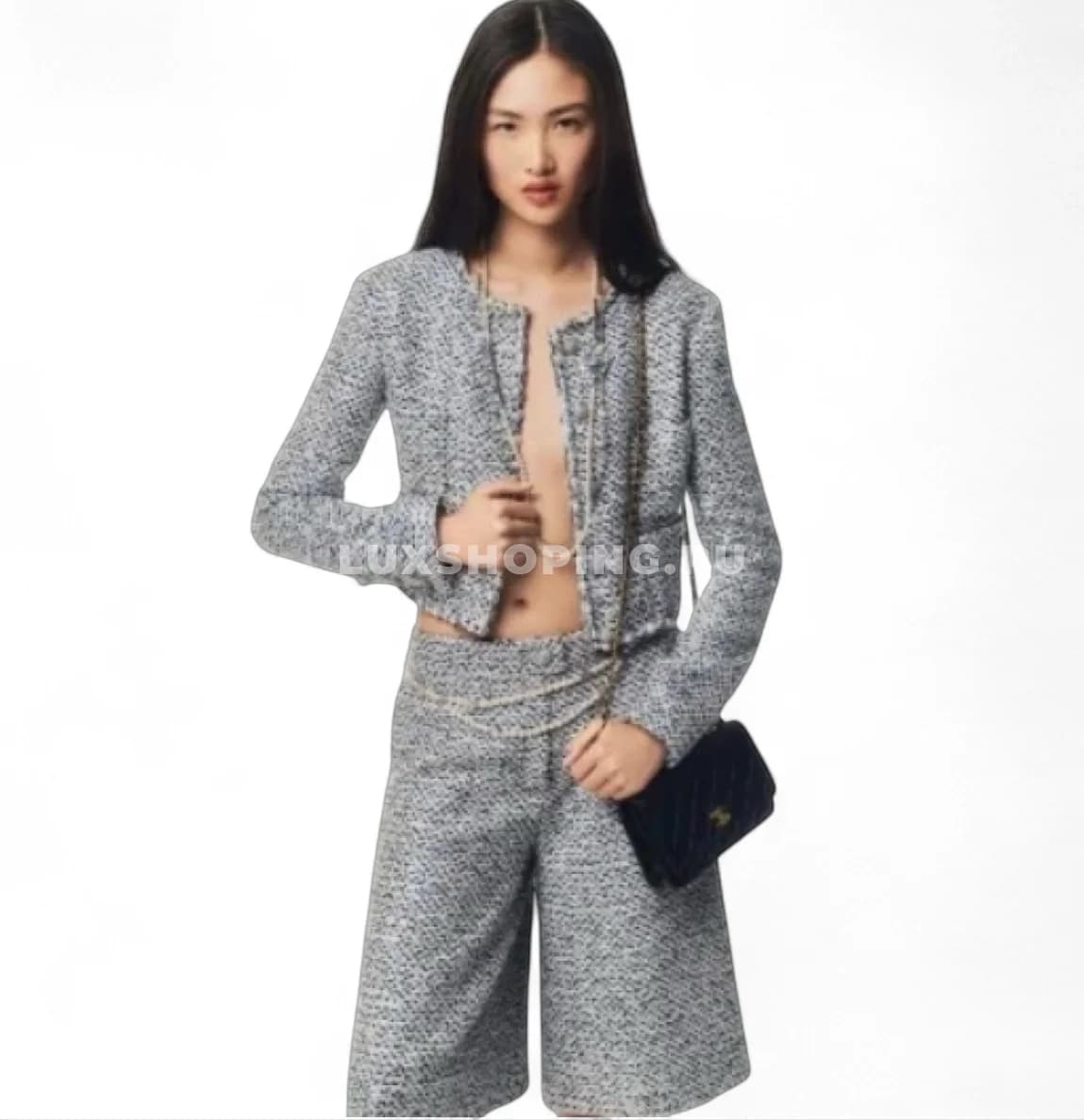 CHANEL Жакет из голубого твида с пайетками и жемчугом