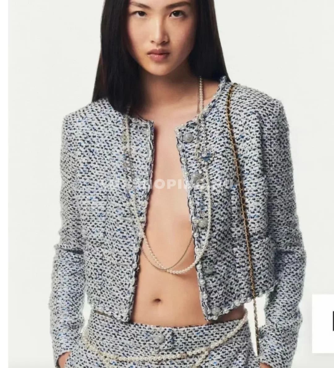 CHANEL Жакет из голубого твида с пайетками и жемчугом - фото 3