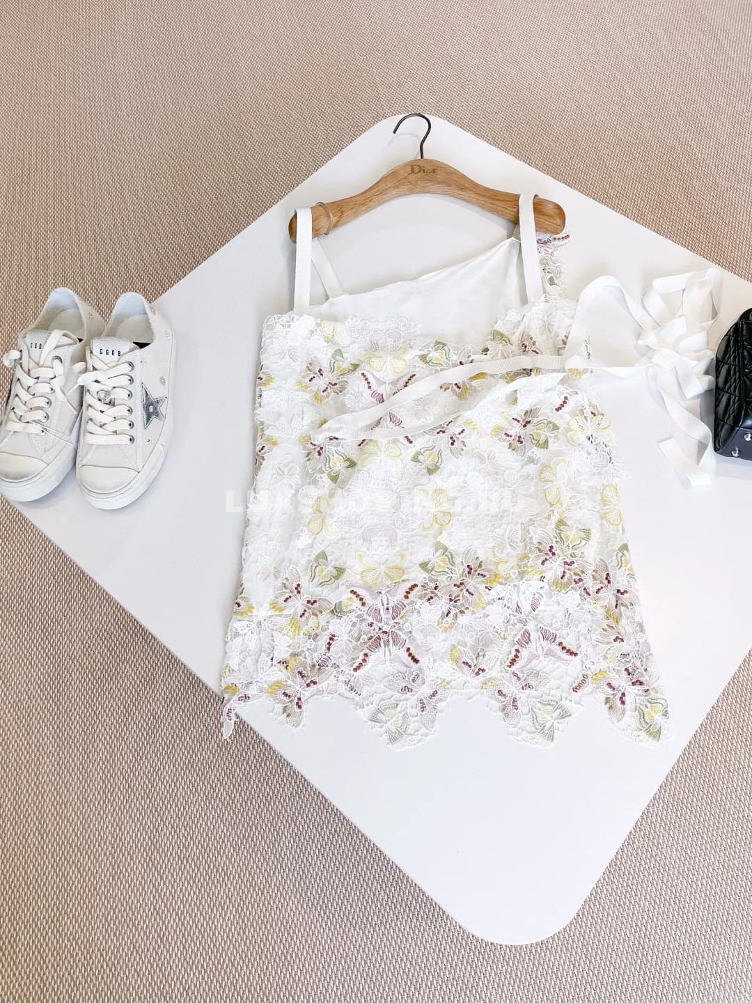 DIOR Топ из белого хлопкового кружева с вышитыми бабочками - фото 7