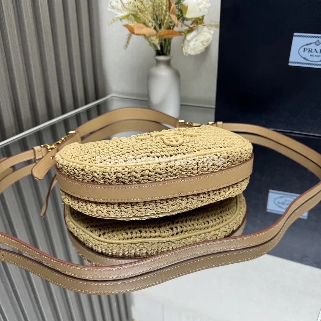 Сумка-луна Prada плетеная из рафии 22,5×18,5×6 см - фото 10