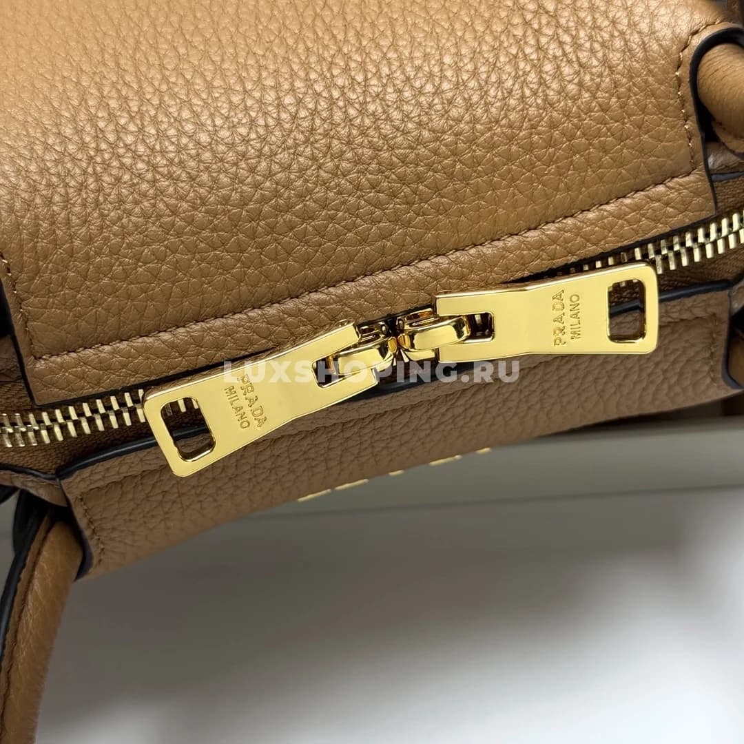 Мини-сумка Prada через плечо карамель 18×19,5×9 см - фото 5