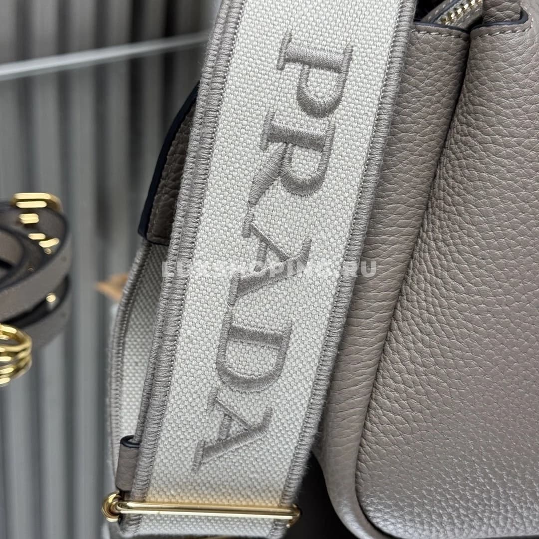 Мини-сумка Prada через плечо в оттенке глиняной золы 18×19,5×9 см - фото 4