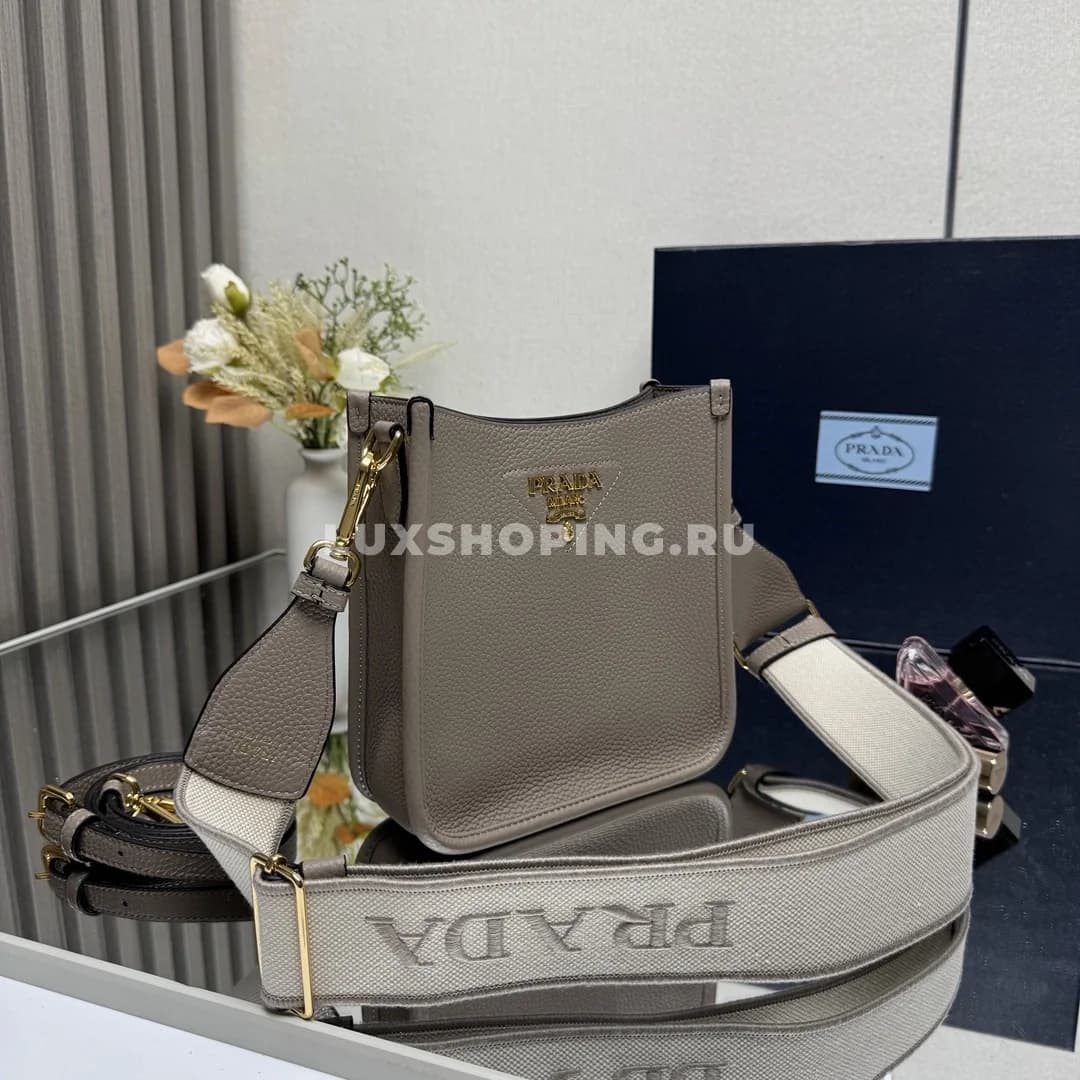 Prada Кожаная мини сумка через-плечо серая 20×19×6 см - фото 2