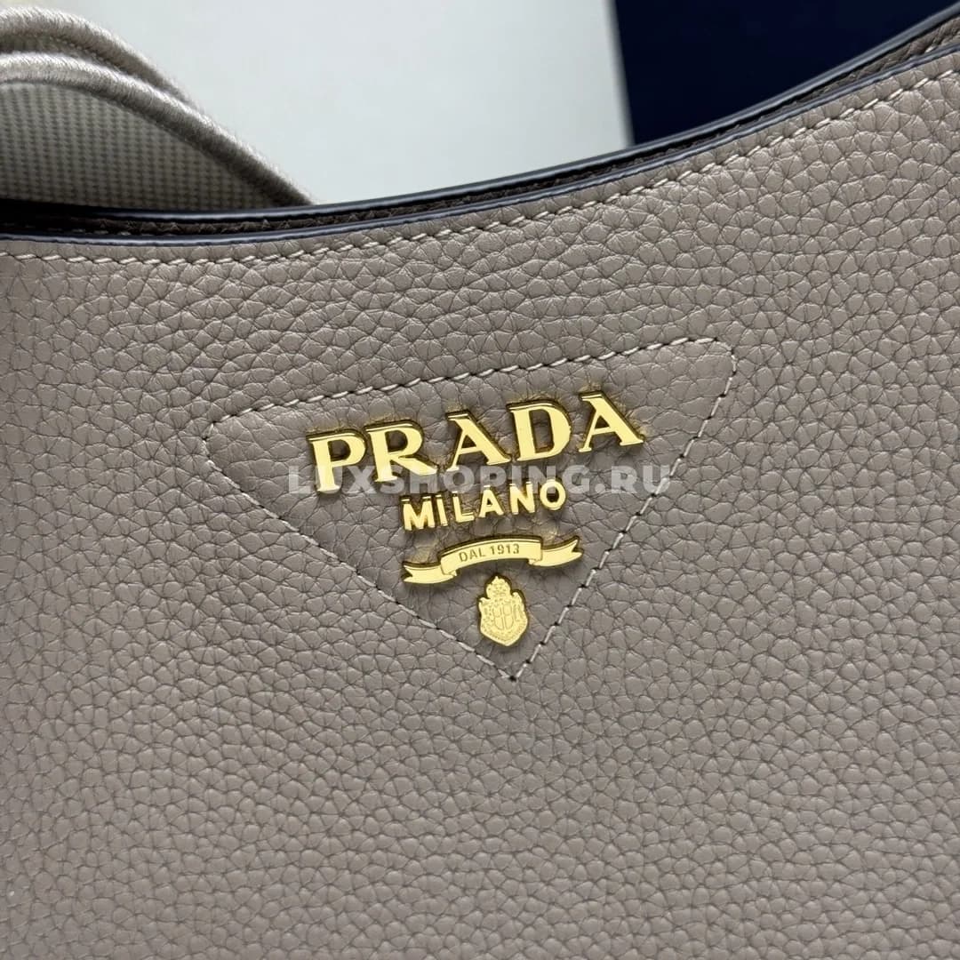 Prada Кожаная мини сумка через-плечо серая 20×19×6 см - фото 3