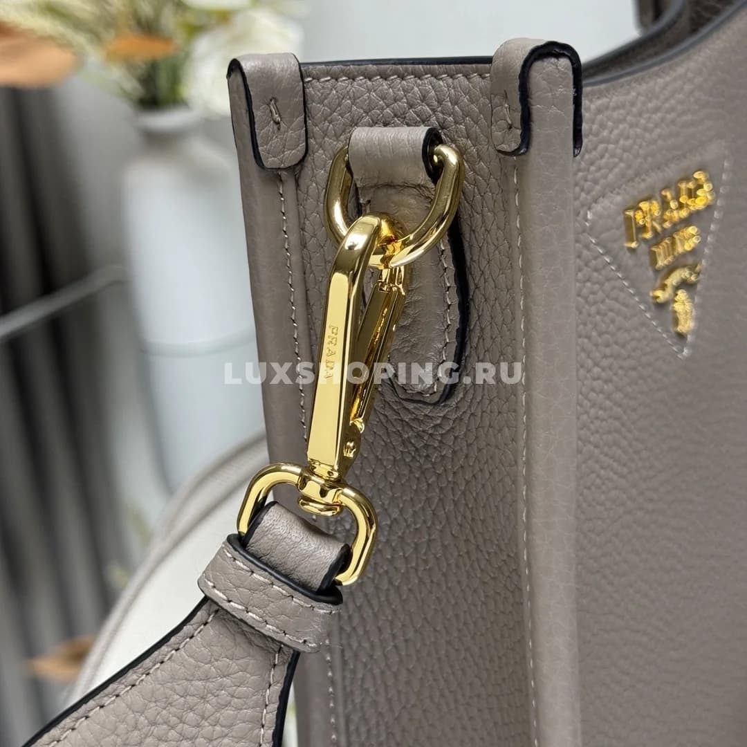 Prada Кожаная мини сумка через-плечо серая 20×19×6 см - фото 7