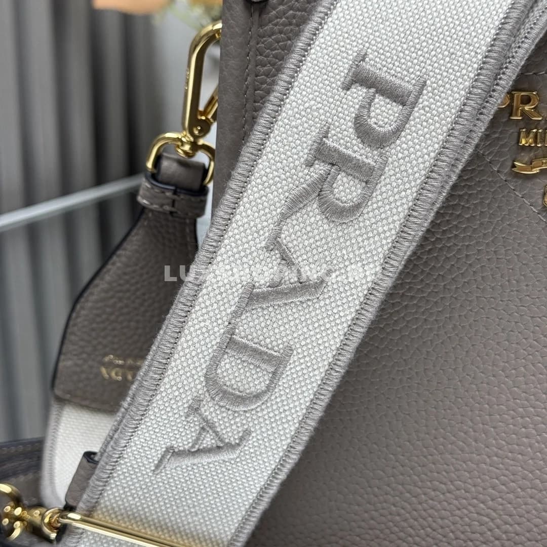 Prada Кожаная мини сумка через-плечо серая 20×19×6 см - фото 9