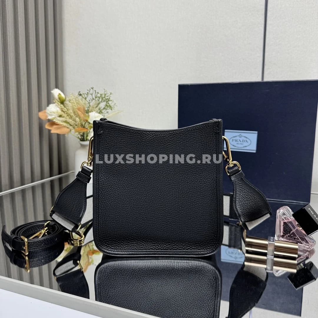 Prada Кожаная мини сумка через-плечо черная 20×19×6 см - фото 7