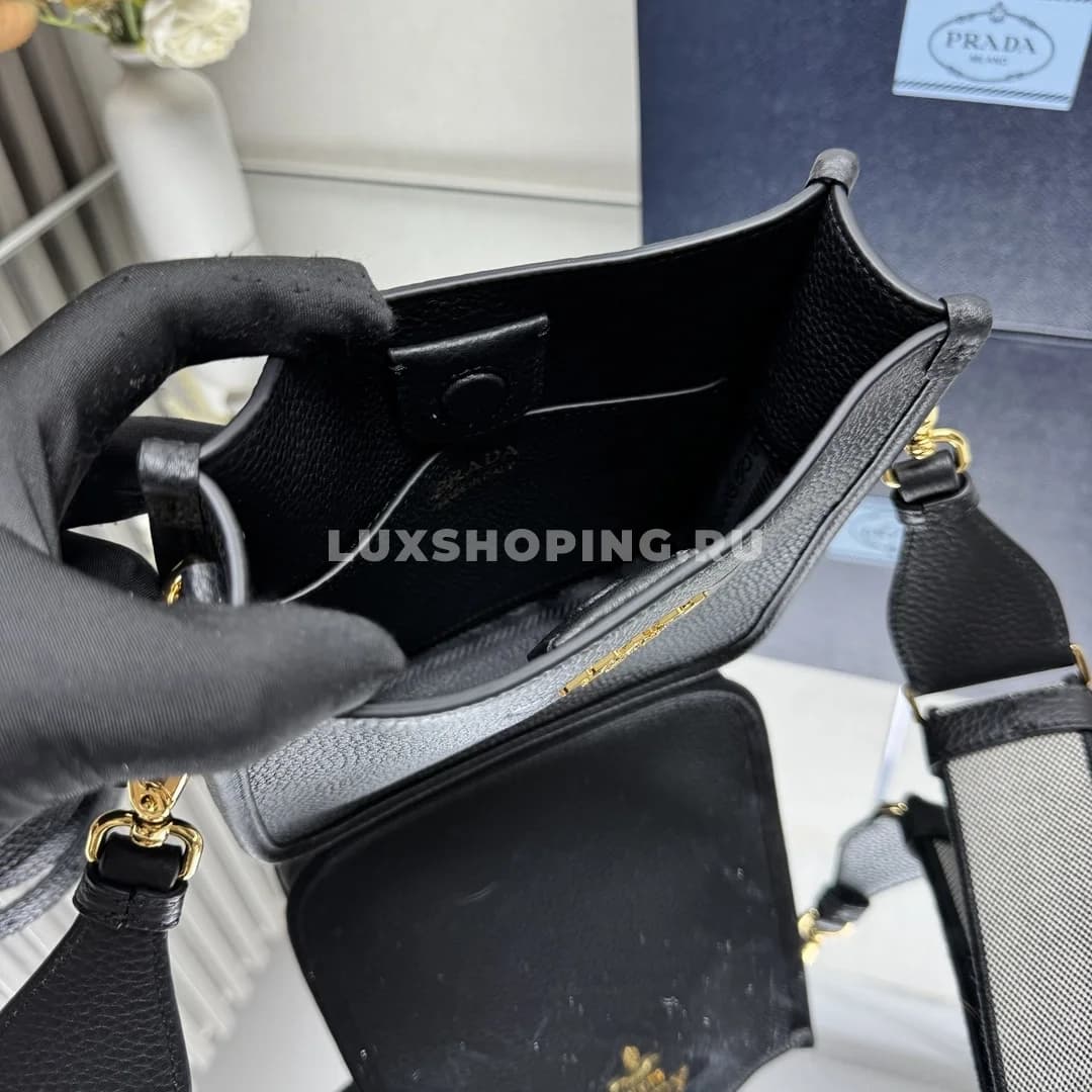 Prada Кожаная мини сумка через-плечо черная 20×19×6 см - фото 9