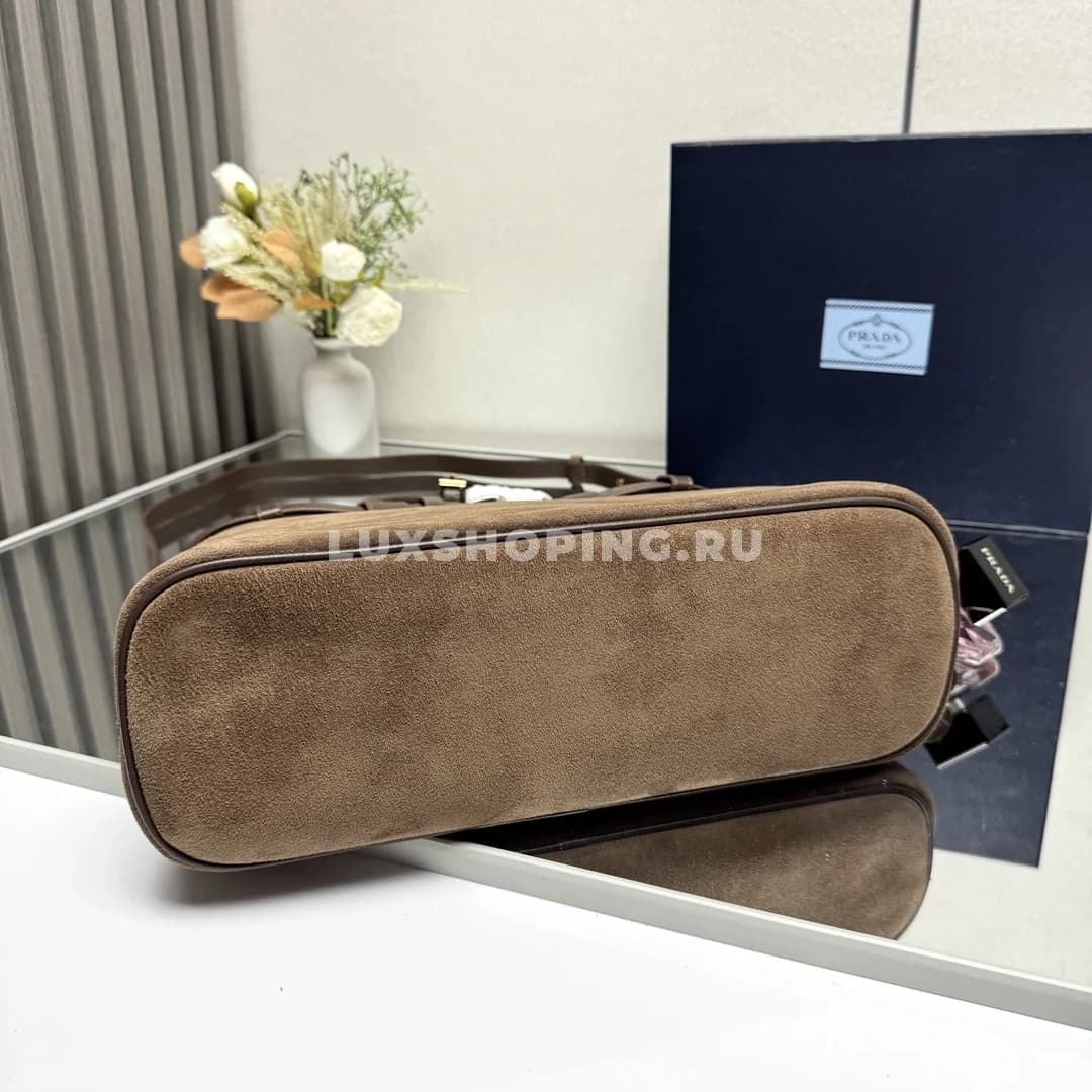 Сумка Prada Buckle коричневая из замши с ремешком 35×25×13 см - фото 4