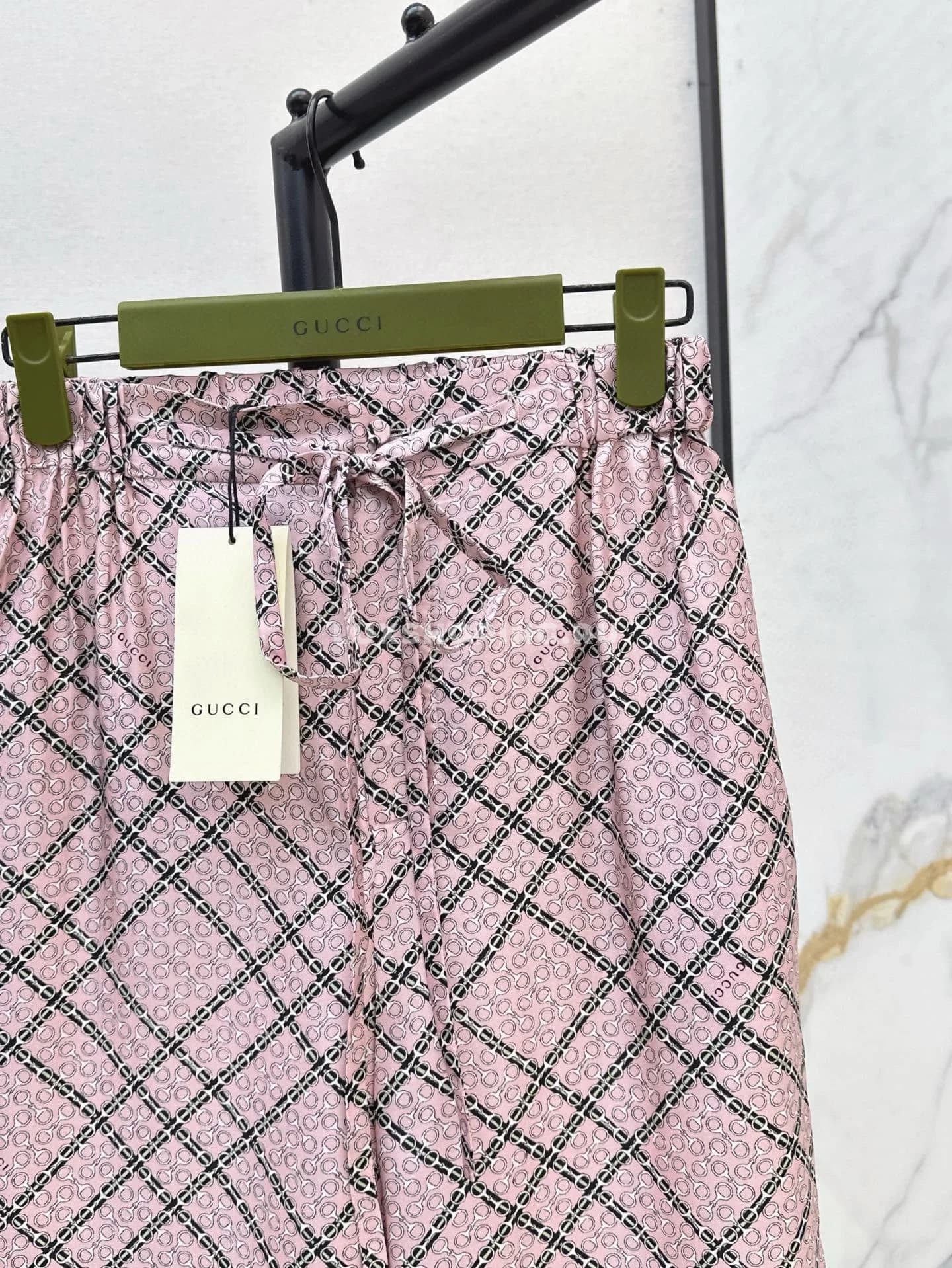 Шелковые брюки Gucci с принтом и цепочками - фото 6