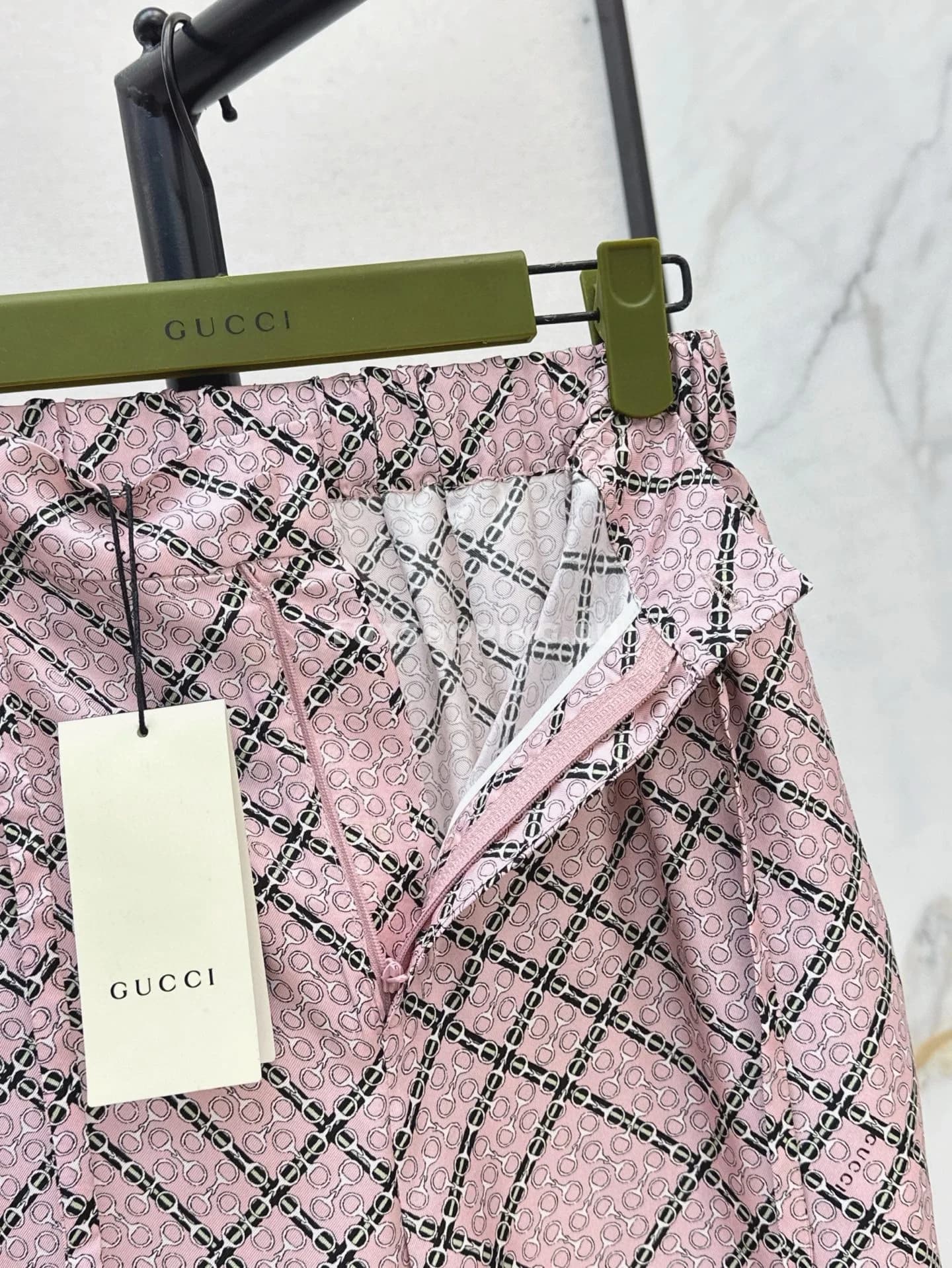 Шелковые брюки Gucci с принтом и цепочками - фото 7