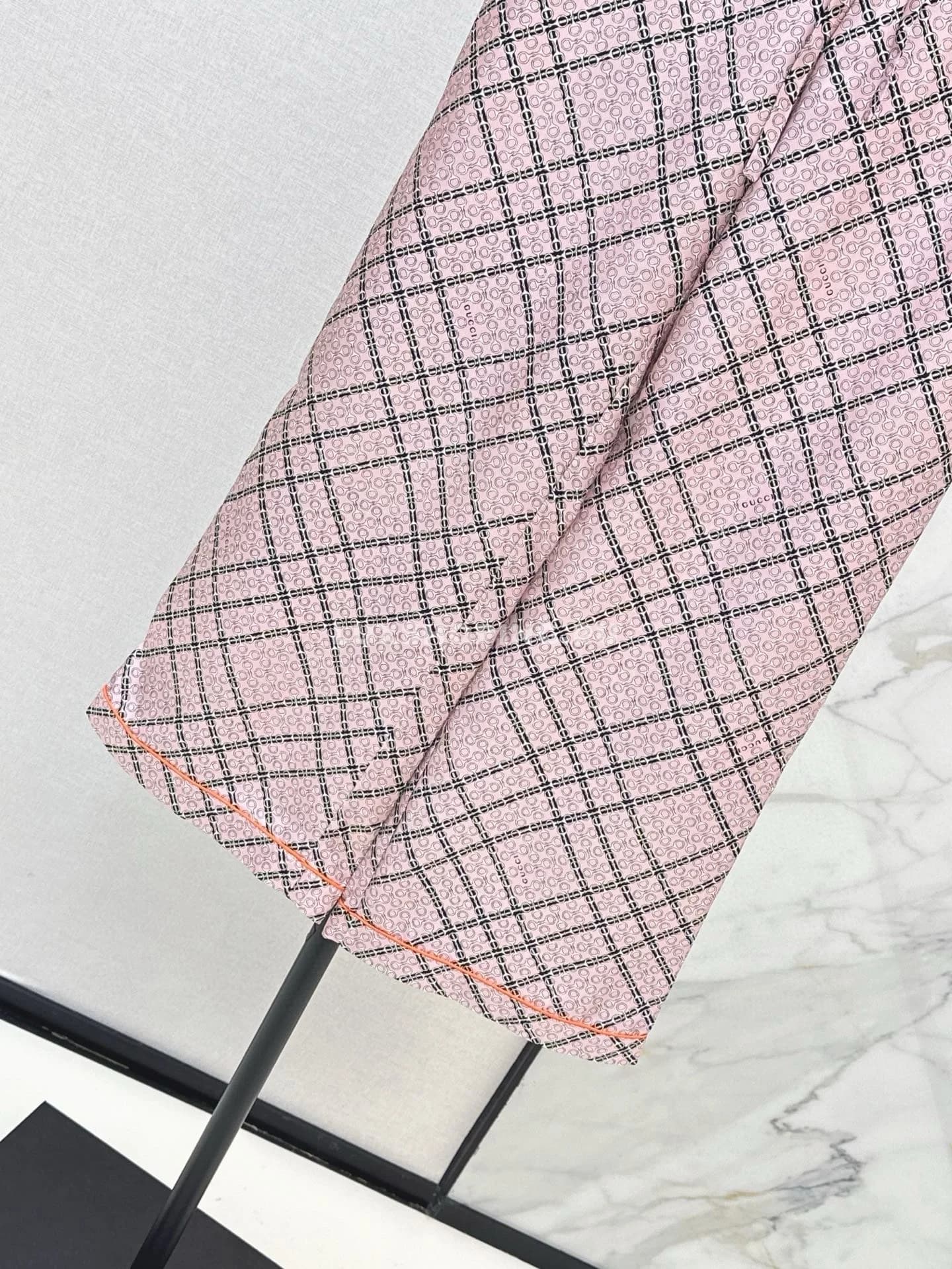 Шелковые брюки Gucci с принтом и цепочками - фото 9