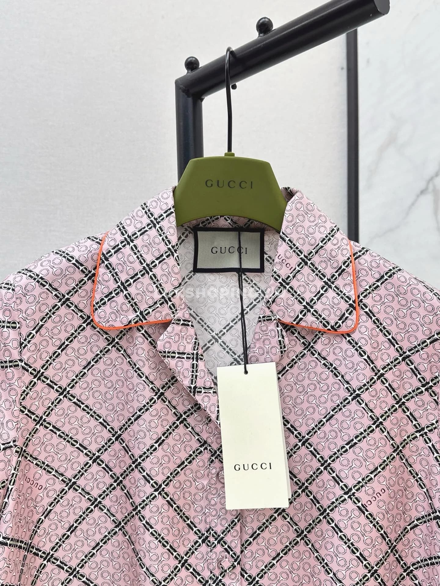 Шелковая рубашка Gucci с принтом и цепочками - фото 6